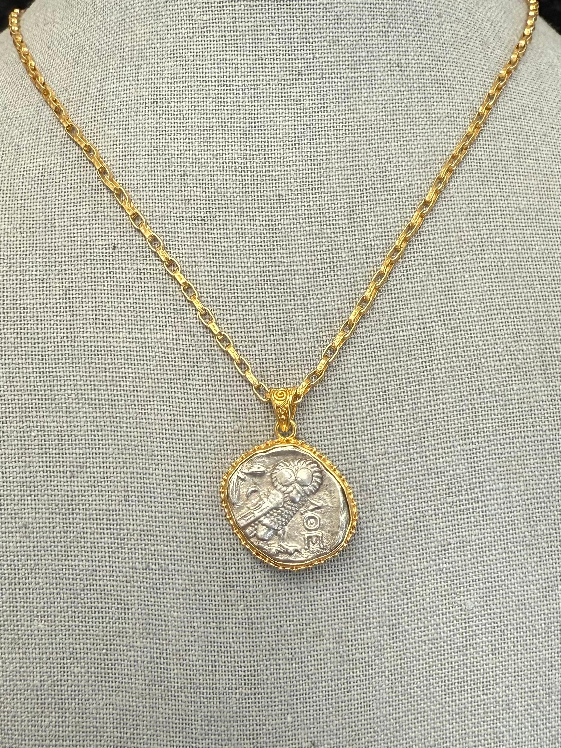 Antiguo Griego Siglo V a.C. Moneda de Búho de Atenas Colgante de Oro de 18K en venta 9