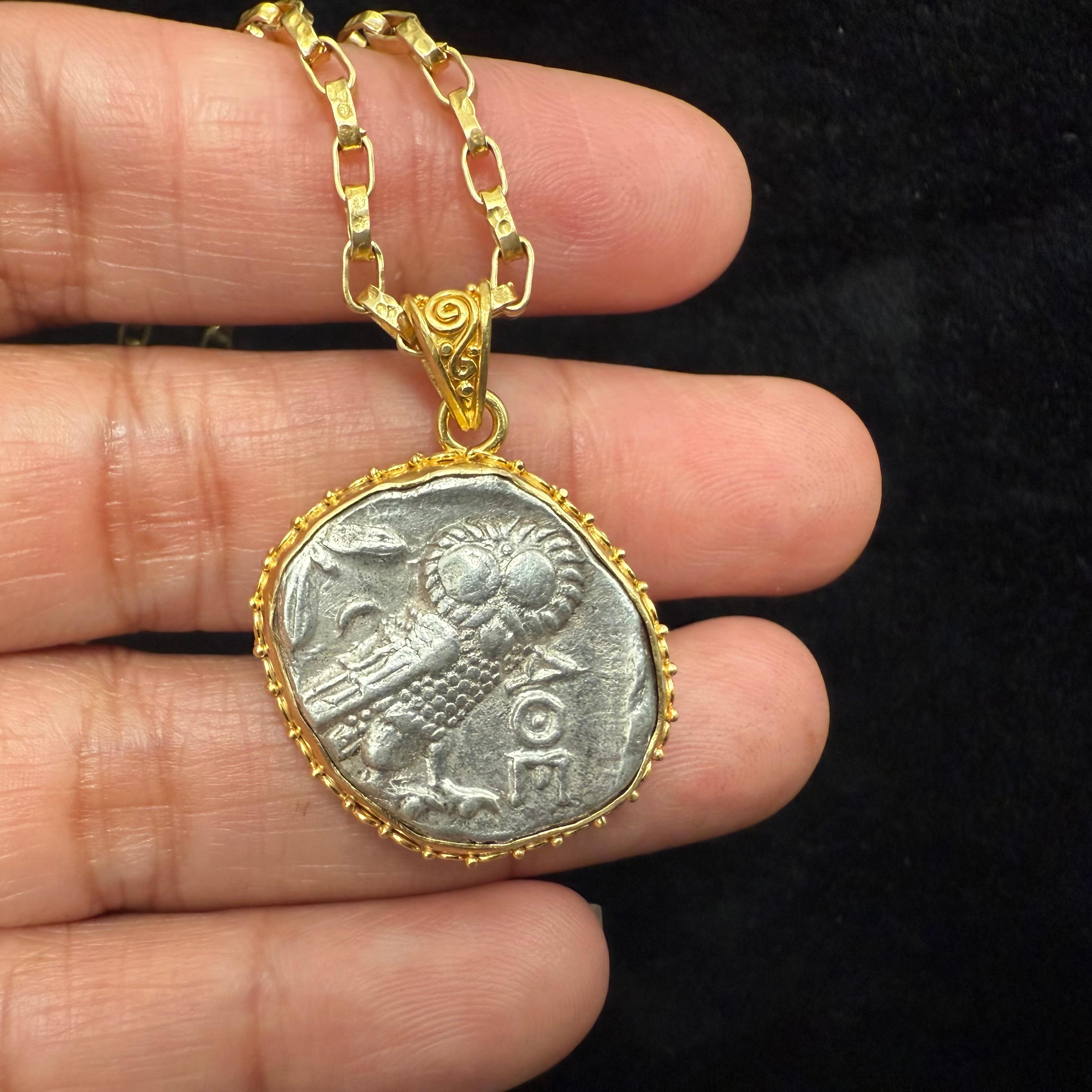 Antiguo Griego Siglo V a.C. Moneda de Búho de Atenas Colgante de Oro de 18K en venta 10