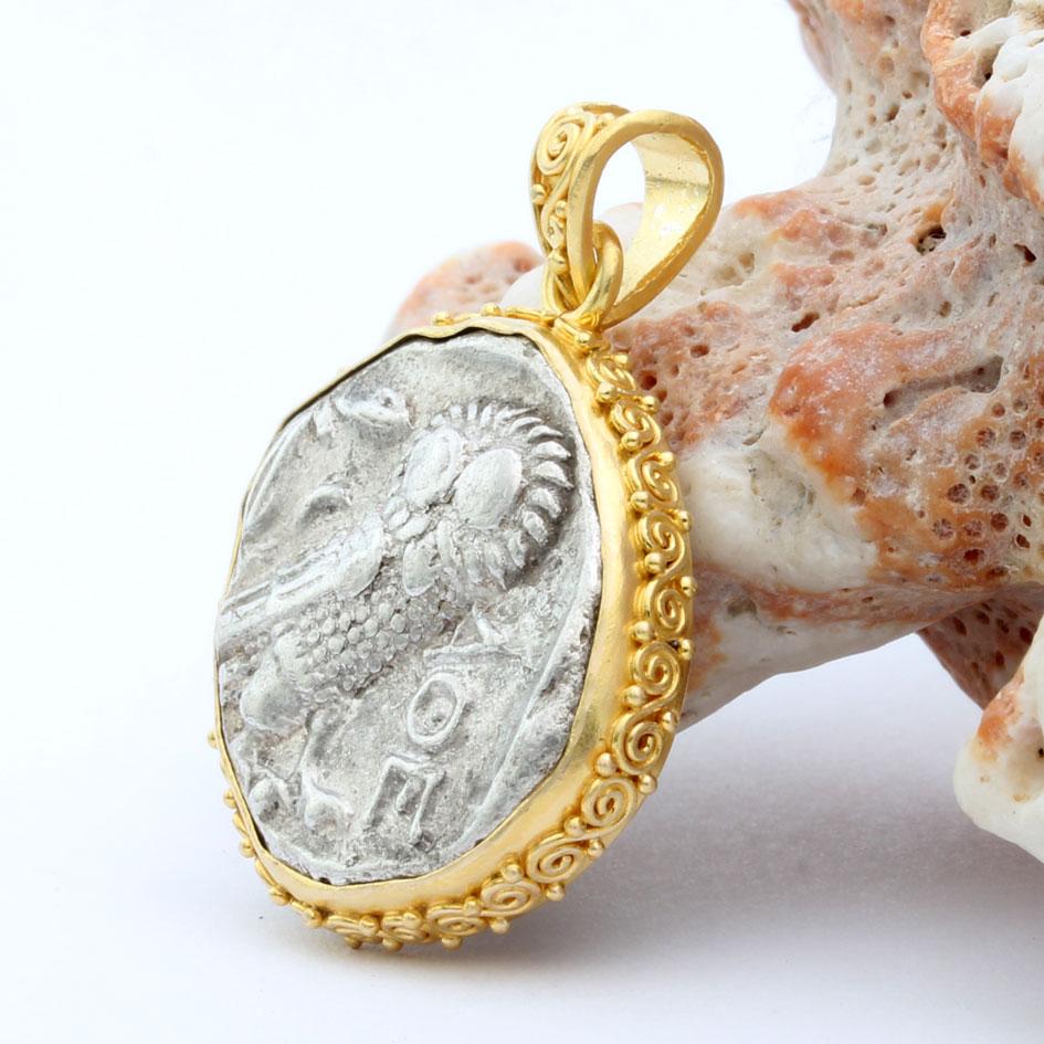 Antiguo Griego Siglo V a.C. Moneda de Búho de Atenas Colgante de Oro de 18K Griego clásico en venta