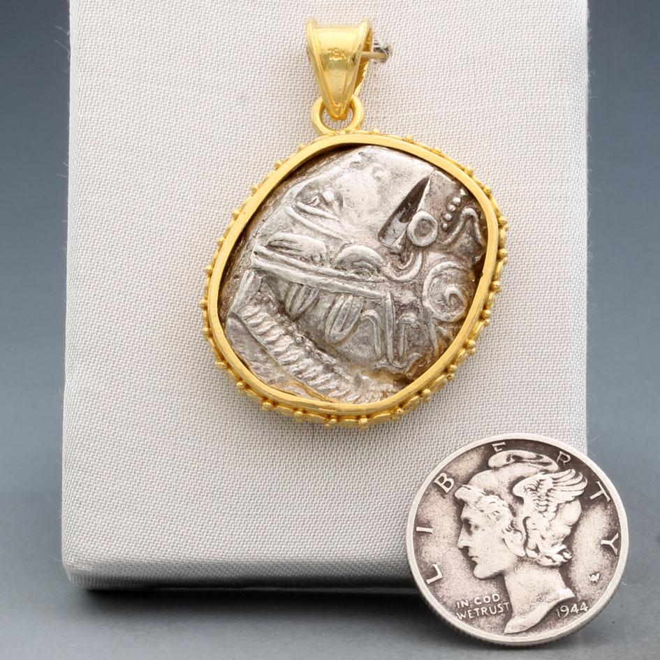 Femenino o masculino Antiguo Griego Siglo V a.C. Moneda de Búho de Atenas Colgante de Oro de 18K en venta