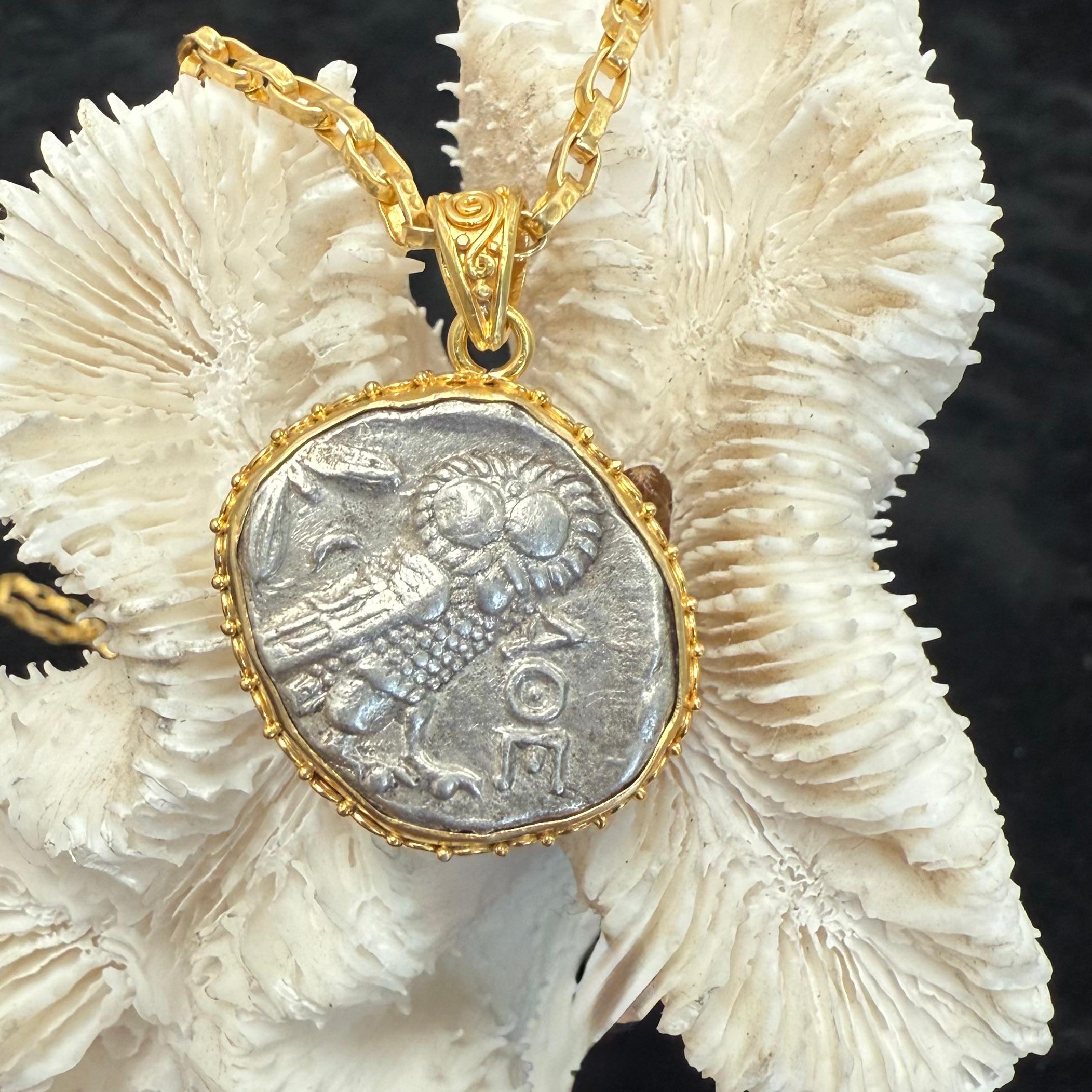 Antiguo Griego Siglo V a.C. Moneda de Búho de Atenas Colgante de Oro de 18K en venta 2