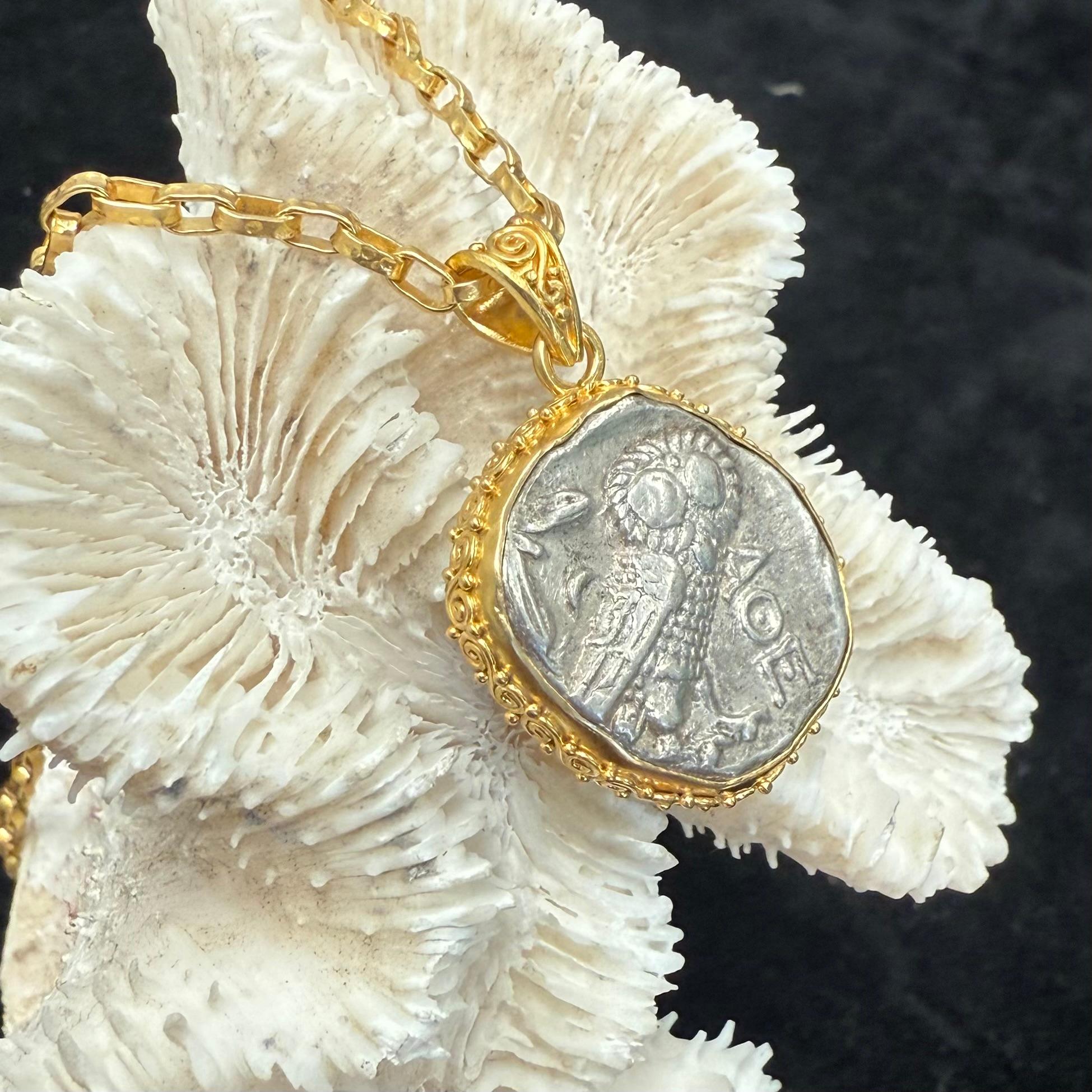 Antiguo Griego Siglo V a.C. Moneda de Búho de Atenas Colgante de Oro de 18K en venta 3