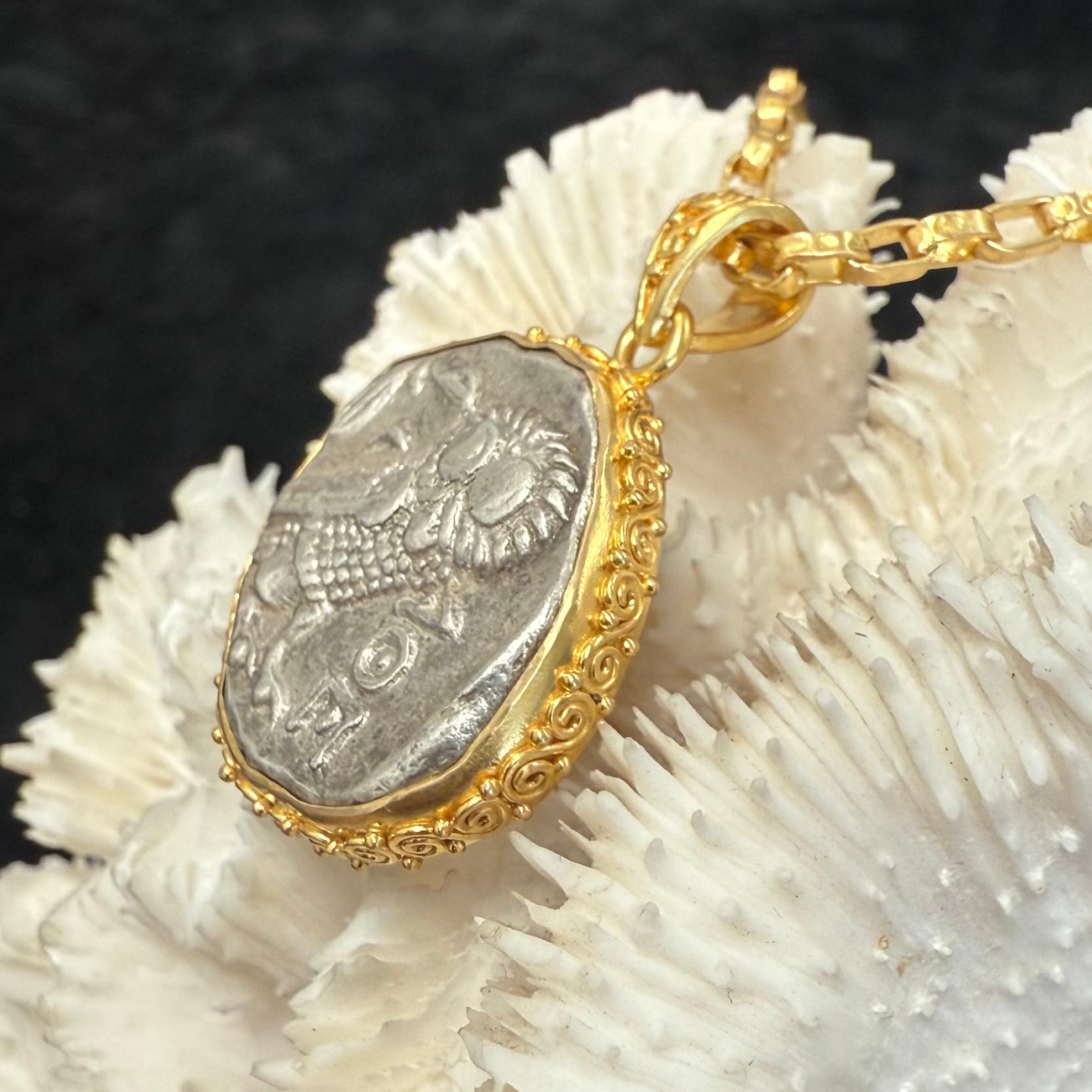 Antiguo Griego Siglo V a.C. Moneda de Búho de Atenas Colgante de Oro de 18K en venta 4