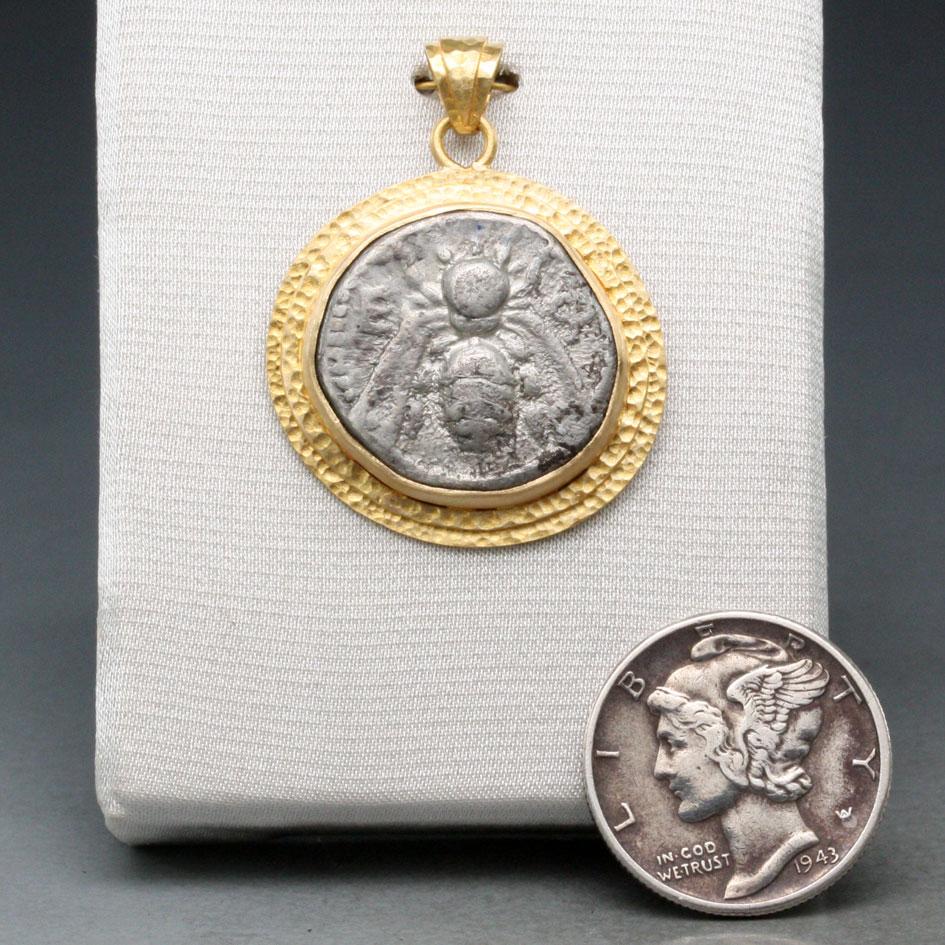 Eine authentische früharchaische griechische Silbermünze aus Ephesus wird in diesem schönen, von Steven Battelle entworfenen Anhänger in einem gehämmerten und strukturierten Design mit doppelter Lünette gehalten. Ephesus war eine antike griechische