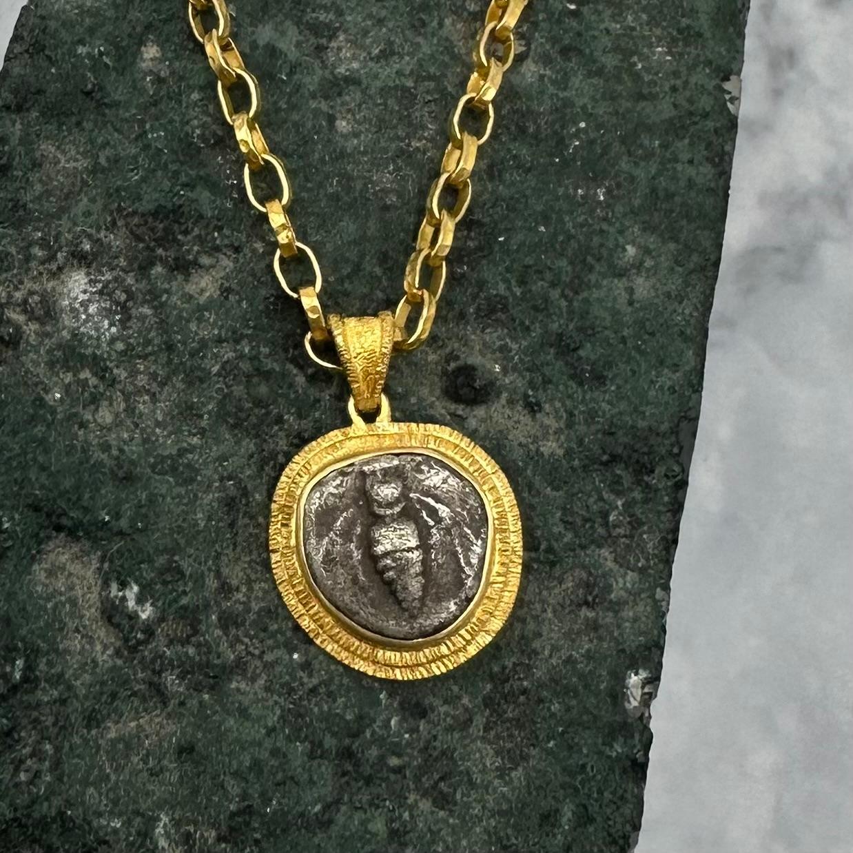 Ancient Greek 5th Century BC Ephesus Bee Coin 18k Gold Pendant In New Condition In Soquel, CA