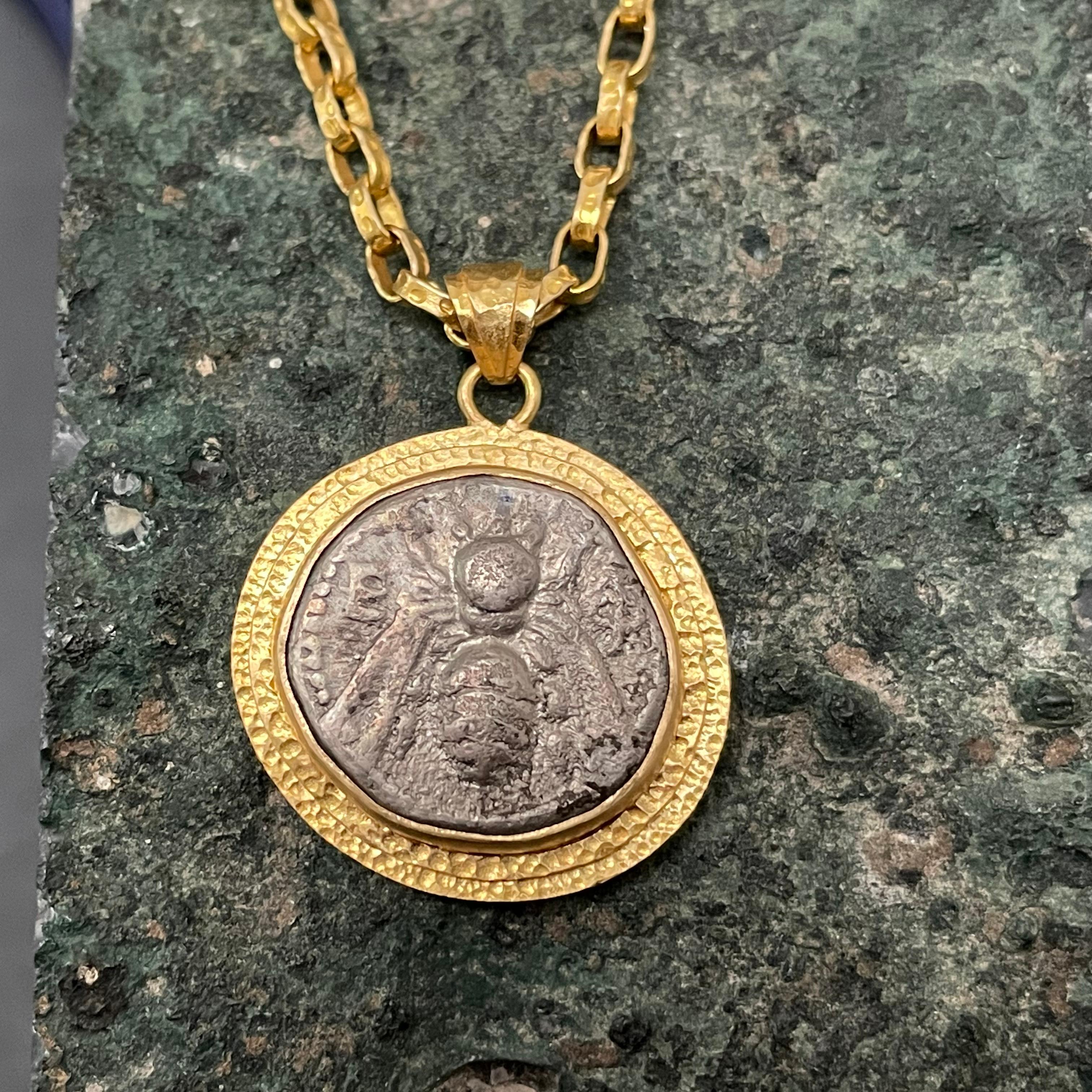 Pendentif en or 18 carats avec pièce de monnaie grecque Ephèse du 5e siècle avant J.-C.  Unisexe en vente