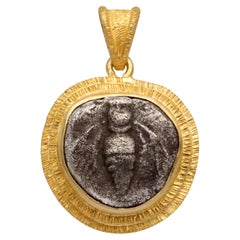 Pendentif grec ancien du 5e siècle avant J.-C. avec pièce d'abeille d'Éphèse en or 18 carats