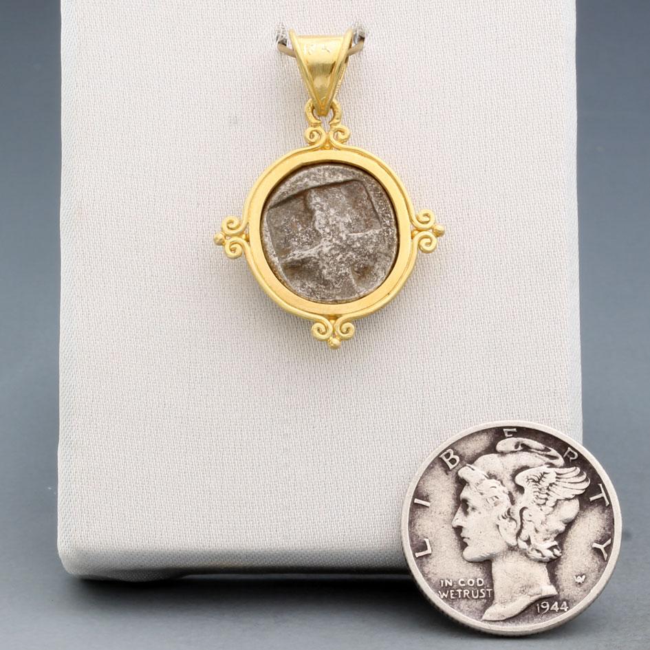 Ancient Greek 5th Century BC Ephesus Bee Coin Diamond 18K Gold Pendant In New Condition For Sale In Soquel, CA