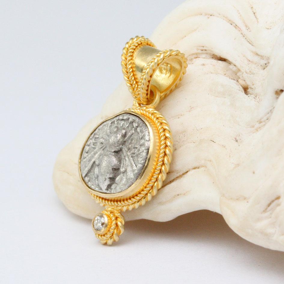 Taille rose Pendentif en or 18K en forme d'abeille de l'ancienne Grèce du 5e siècle avant J.-C. à Ephèse, avec diamant en vente
