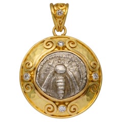 Pendentif en or 18 carats avec pièce de monnaie grecque Ephèse du 5e siècle avant J.-C. et diamants