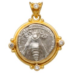 Pendentif en or 22 carats avec pièce de monnaie grecque d'Éphèse du 5e siècle avant J.-C. en forme d'abeille et diamants