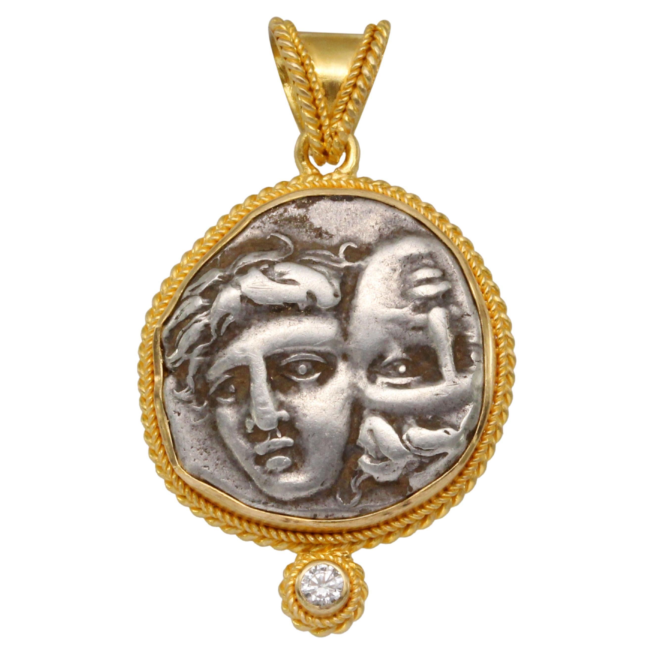 Pendentif grec du 5e siècle avant J.-C. en or 18 carats avec pièce de monnaie Gémini et diamants