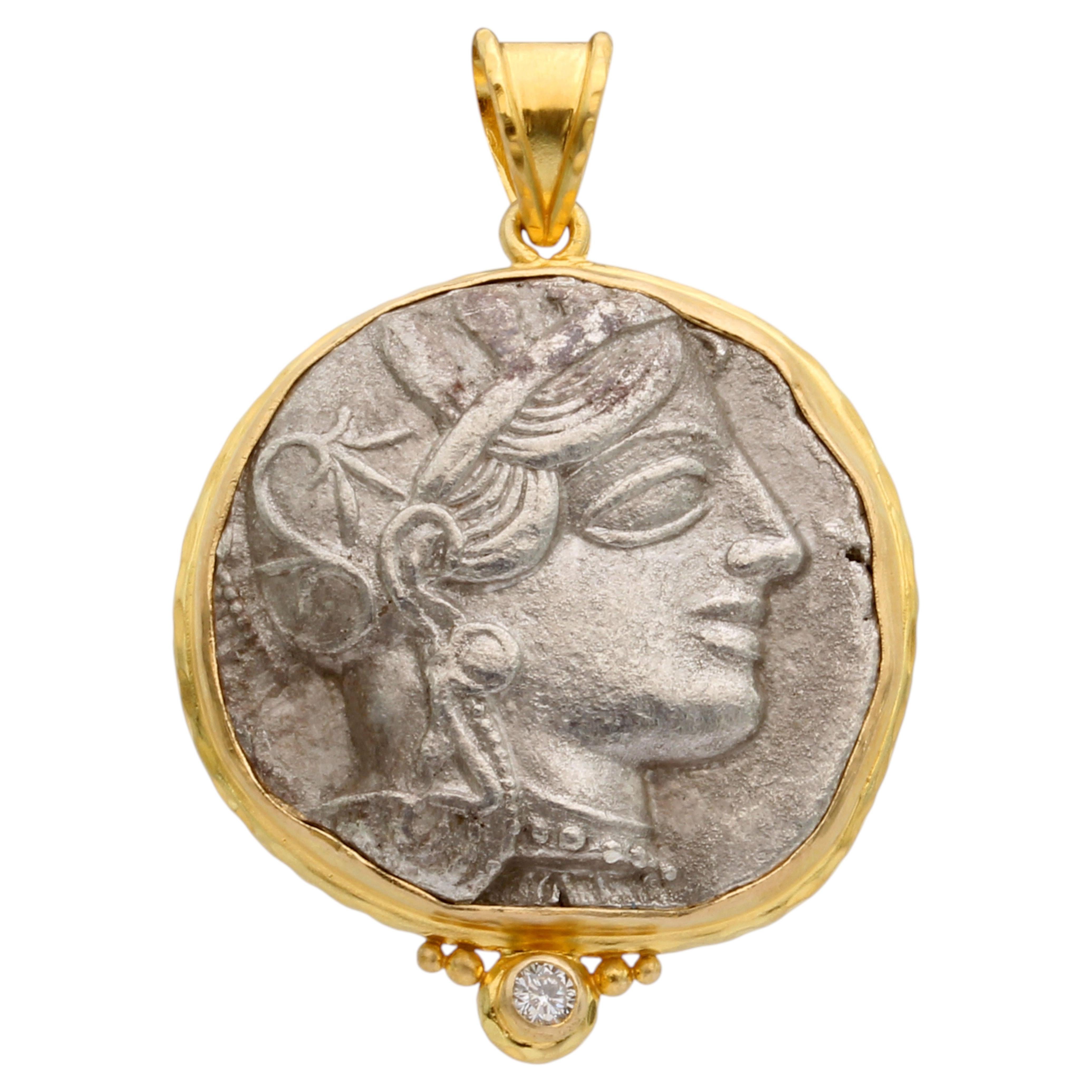 Antico ciondolo greco del 5° secolo a.C. con moneta e diamante in oro 18 carati della dea Atena