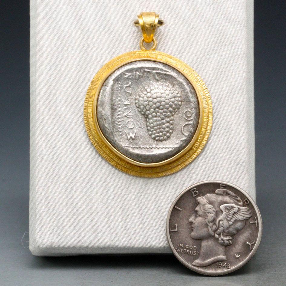 Antike griechische Traubenmünze mit 18 Karat Gold-Anhänger aus dem 5. Jahrhundert BC (Klassisch-griechisch)
