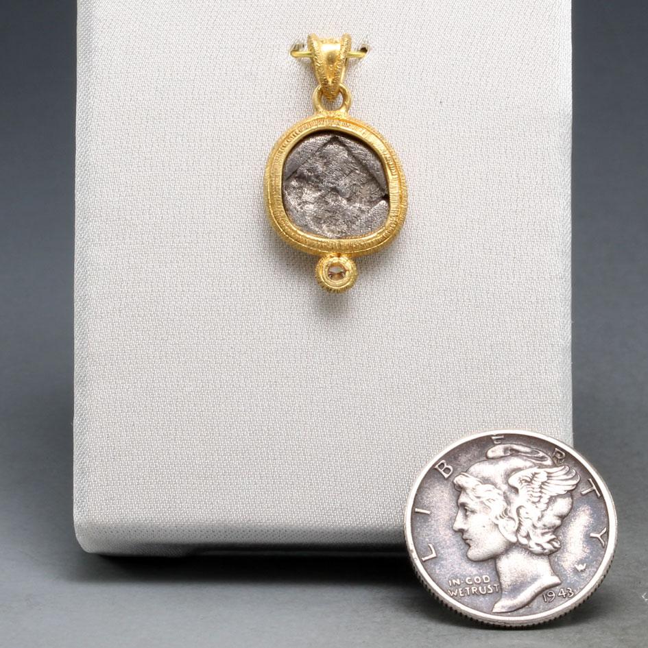 Grec classique Pendentif en or 18 carats Griffon de la Grèce antique du 5ème siècle avant J.C., avec diamants en vente