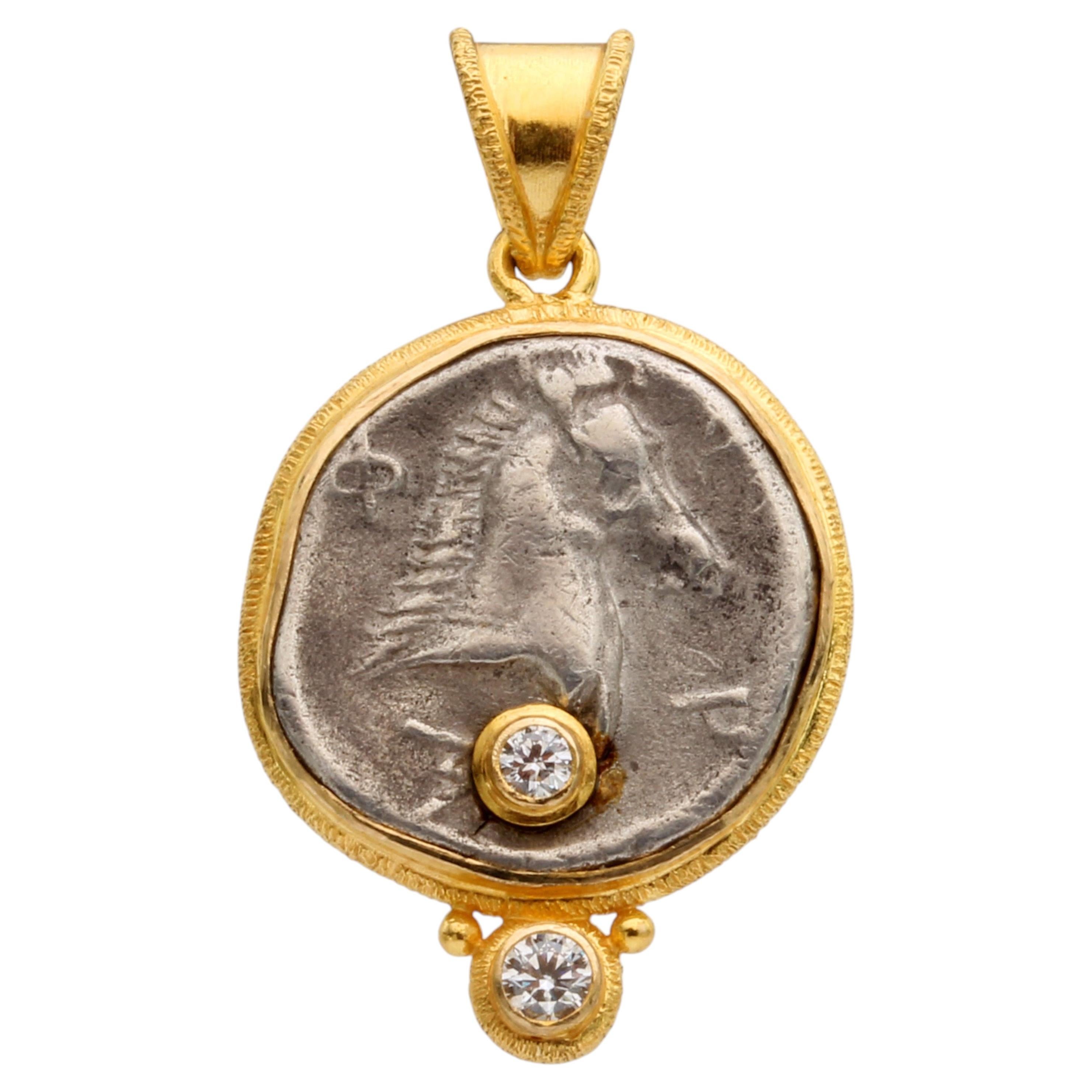 Pendentif en or 18K représentant une pièce de monnaie grecque ancienne du 5e siècle avant J.-C. en forme de cheval et sertie de diamants en vente