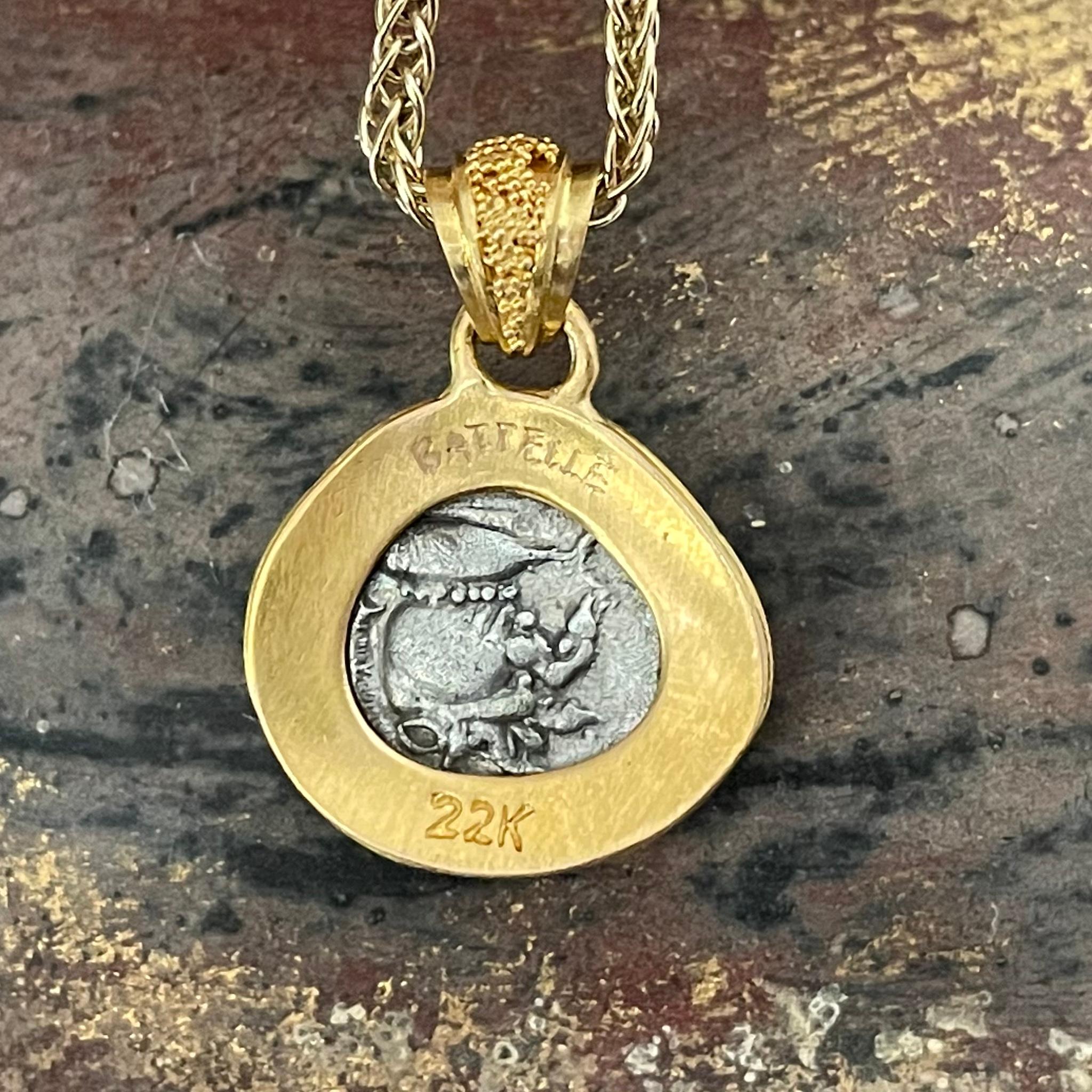 Pendentif en or 22K représentant une pièce de lion de l'Antiquité grecque du 5e siècle avant J.-C. en vente 5