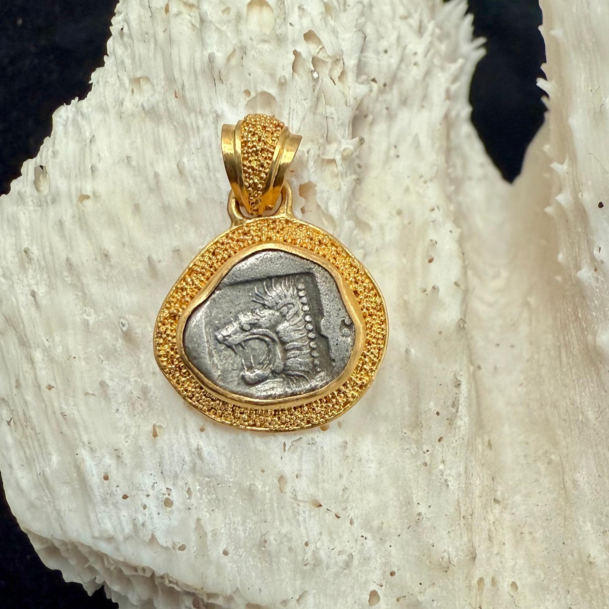 Pendentif en or 22K représentant une pièce de lion de l'Antiquité grecque du 5e siècle avant J.-C. en vente 9