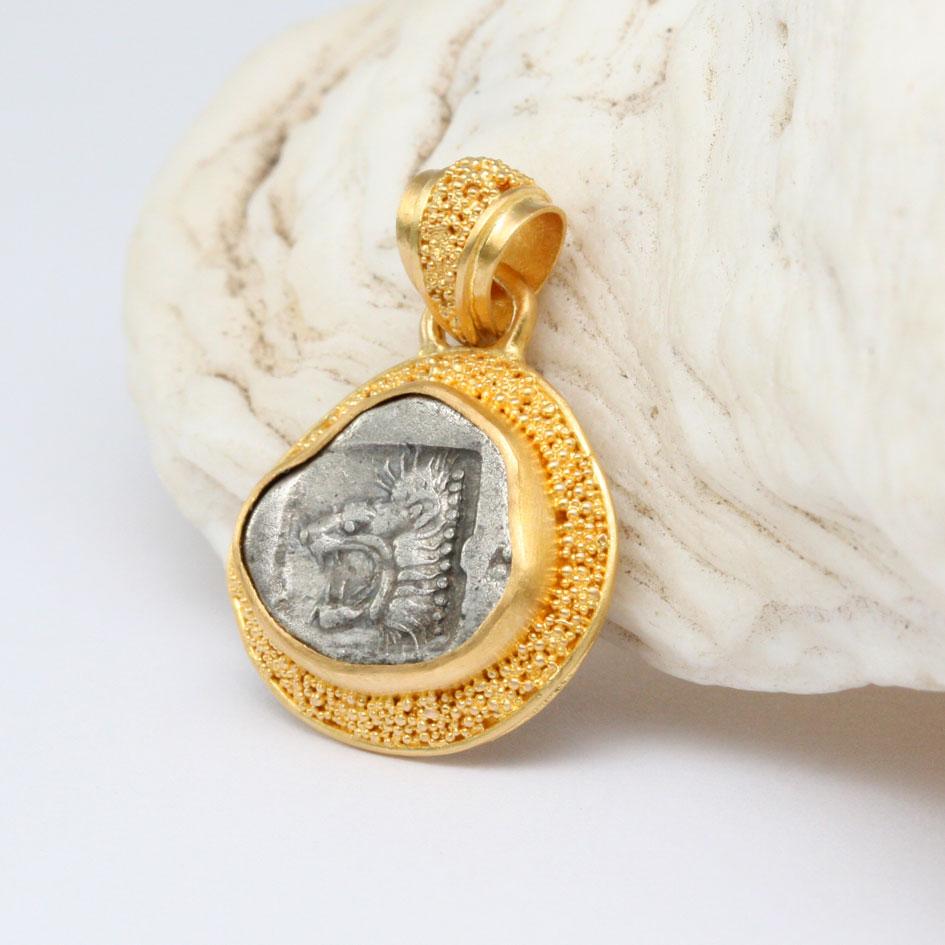 Grec classique Pendentif en or 22K représentant une pièce de lion de l'Antiquité grecque du 5e siècle avant J.-C. en vente