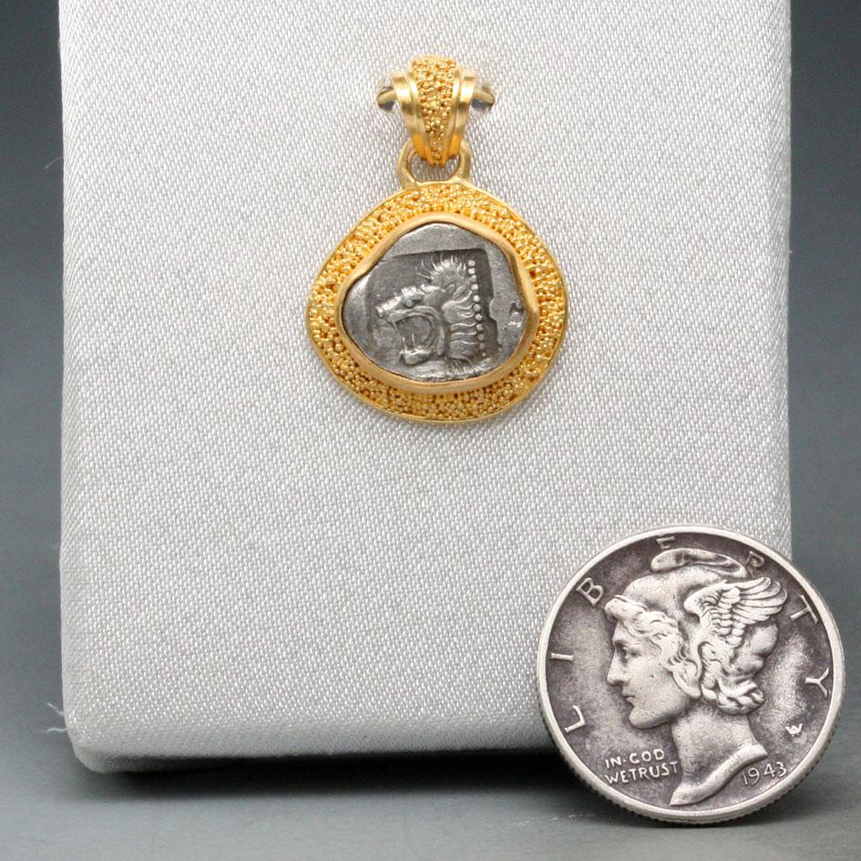 Pendentif en or 22K représentant une pièce de lion de l'Antiquité grecque du 5e siècle avant J.-C. Neuf - En vente à Soquel, CA
