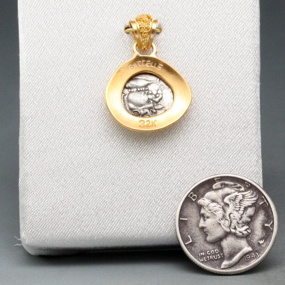 Pendentif en or 22K représentant une pièce de lion de l'Antiquité grecque du 5e siècle avant J.-C. Unisexe en vente