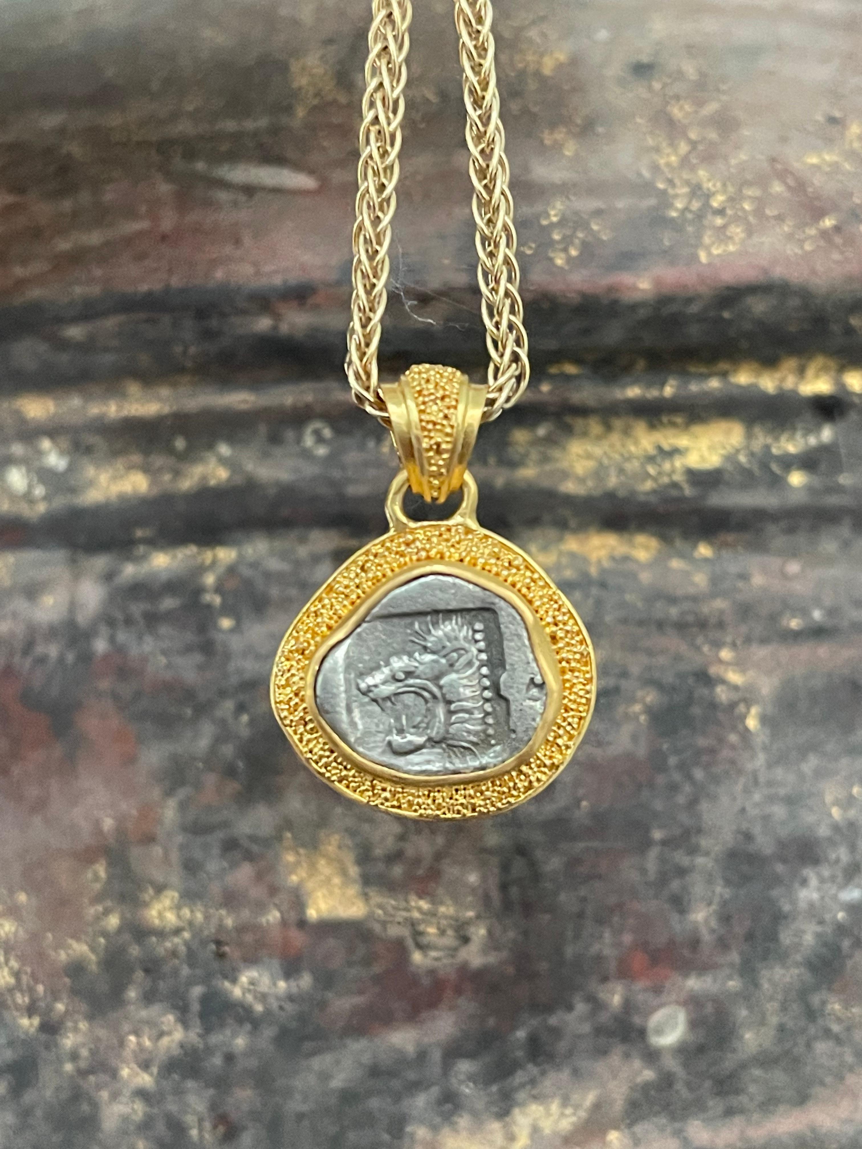 Pendentif en or 22K représentant une pièce de lion de l'Antiquité grecque du 5e siècle avant J.-C. en vente 1