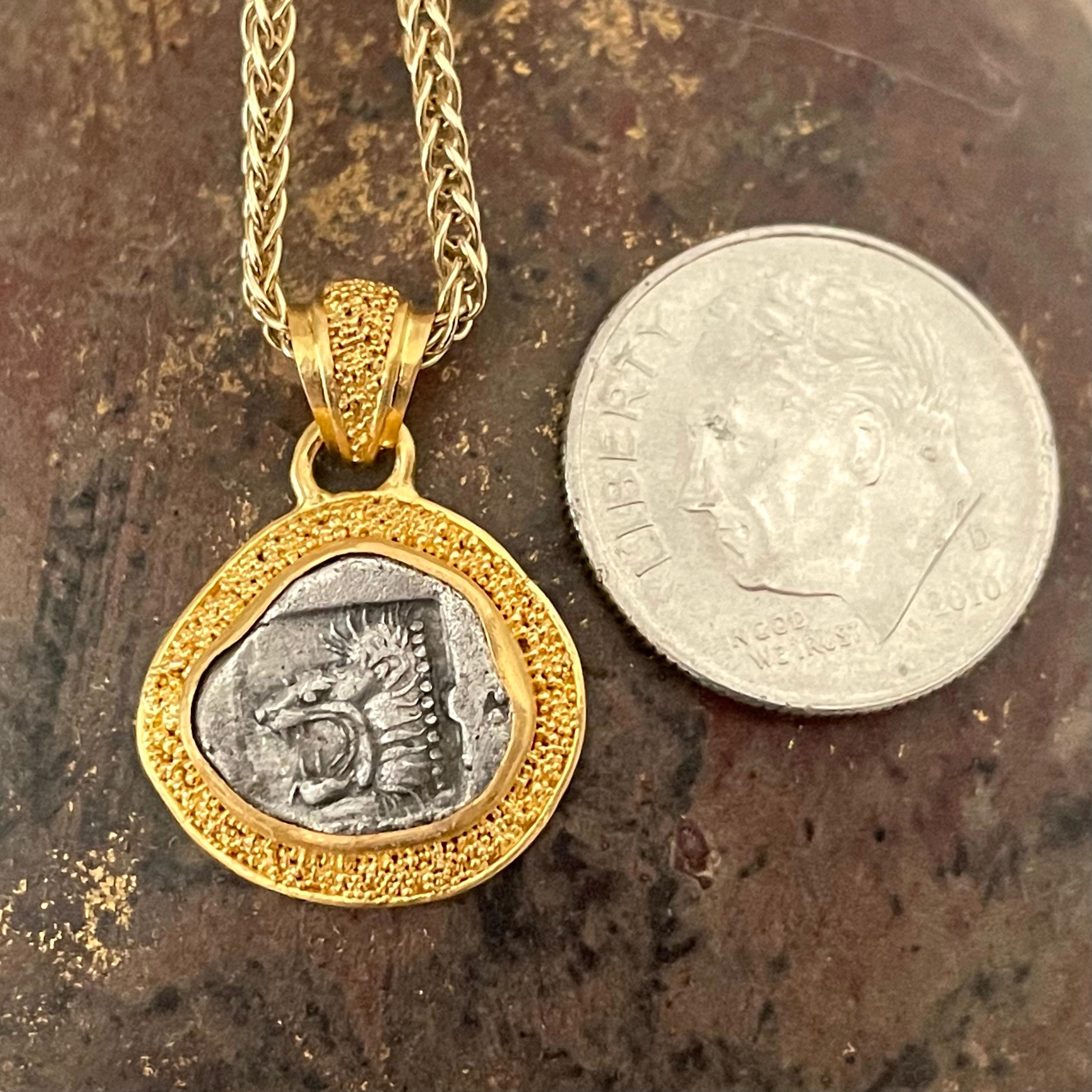 Pendentif en or 22K représentant une pièce de lion de l'Antiquité grecque du 5e siècle avant J.-C. en vente 2