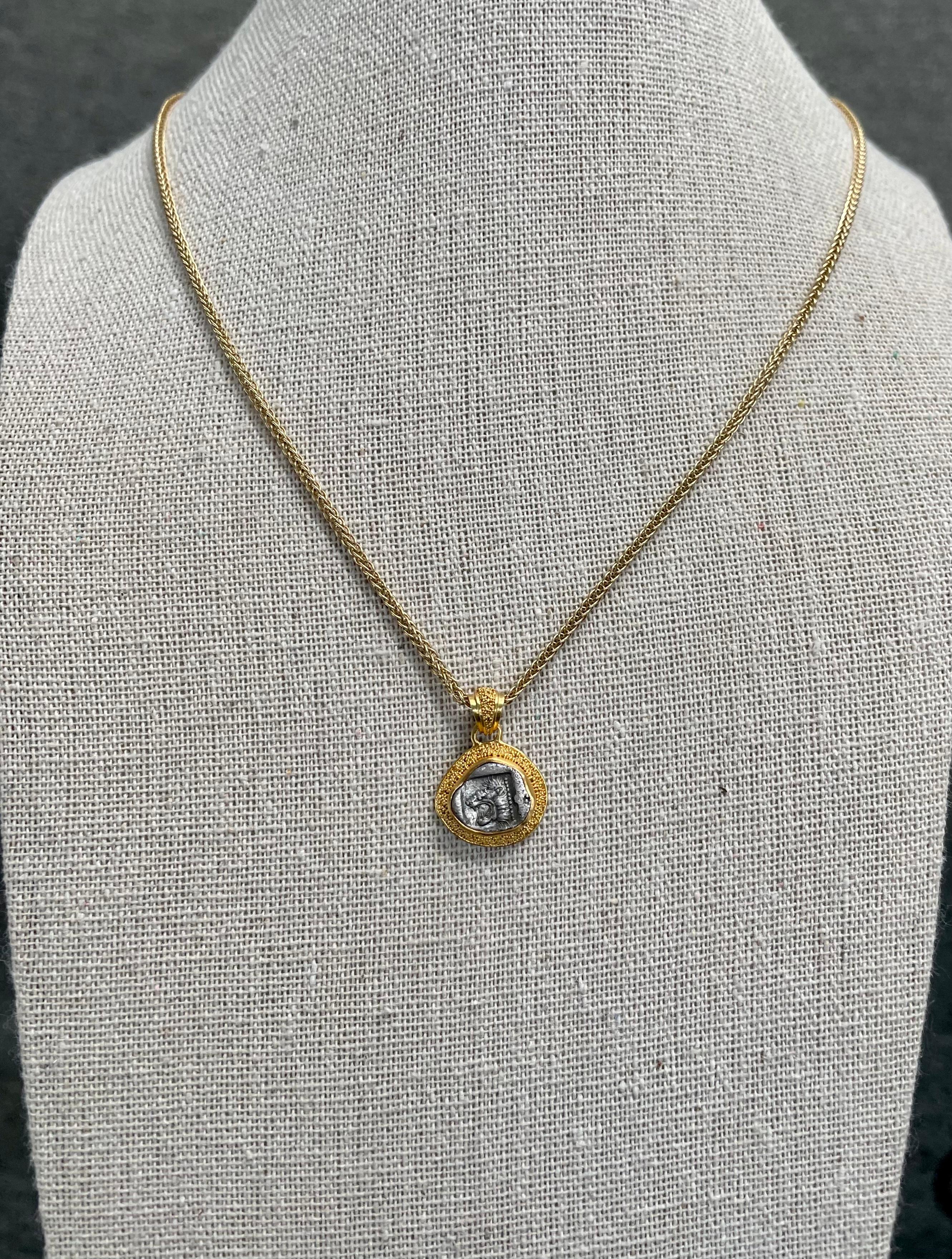 Pendentif en or 22K représentant une pièce de lion de l'Antiquité grecque du 5e siècle avant J.-C. en vente 3