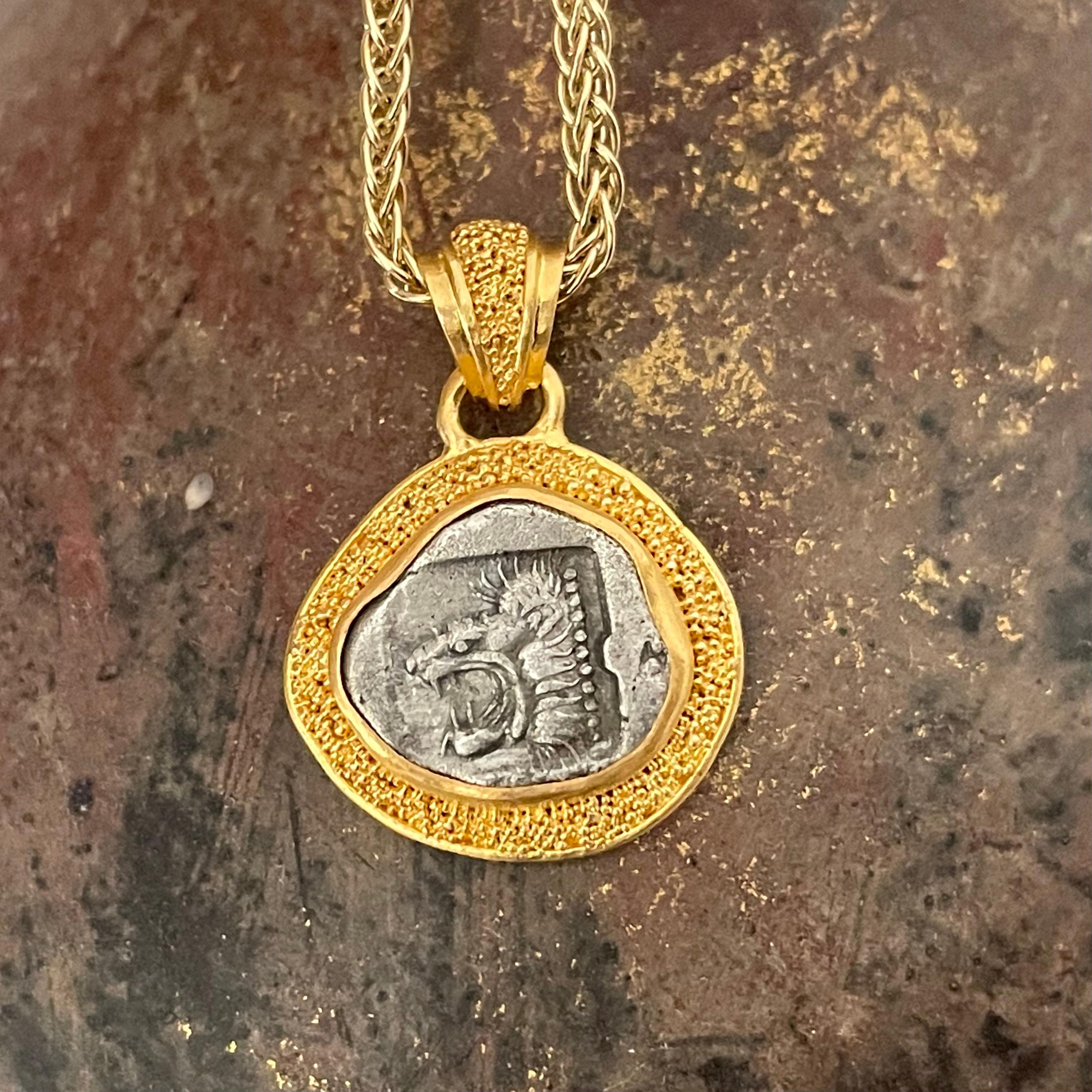 Pendentif en or 22K représentant une pièce de lion de l'Antiquité grecque du 5e siècle avant J.-C. en vente 4