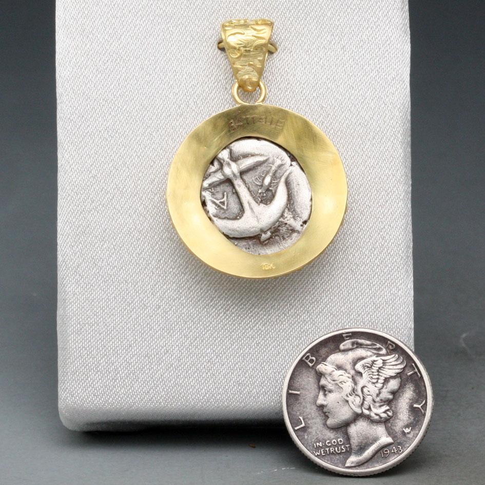Antike griechische Medusa-Münze aus dem 5. Jahrhundert v. Chr. 18K Gold-Anhänger im Zustand „Neu“ im Angebot in Soquel, CA