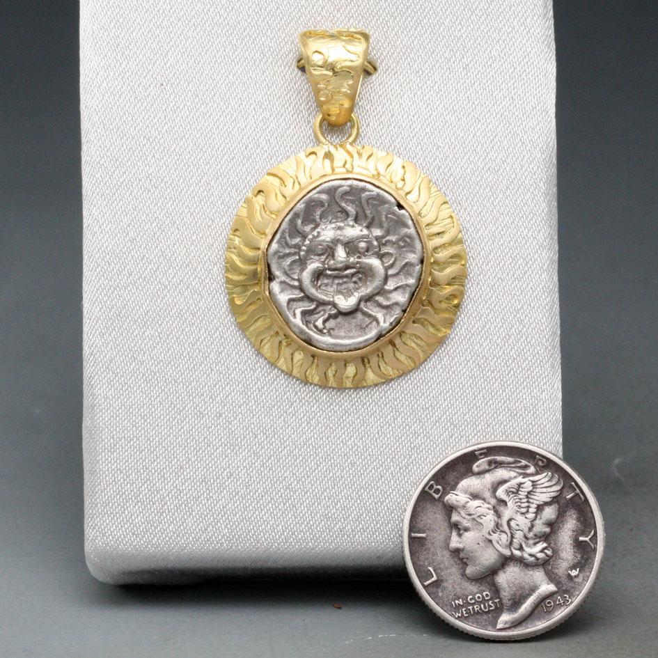 Antike griechische Medusa-Münze aus dem 5. Jahrhundert v. Chr. 18K Gold-Anhänger für Damen oder Herren im Angebot