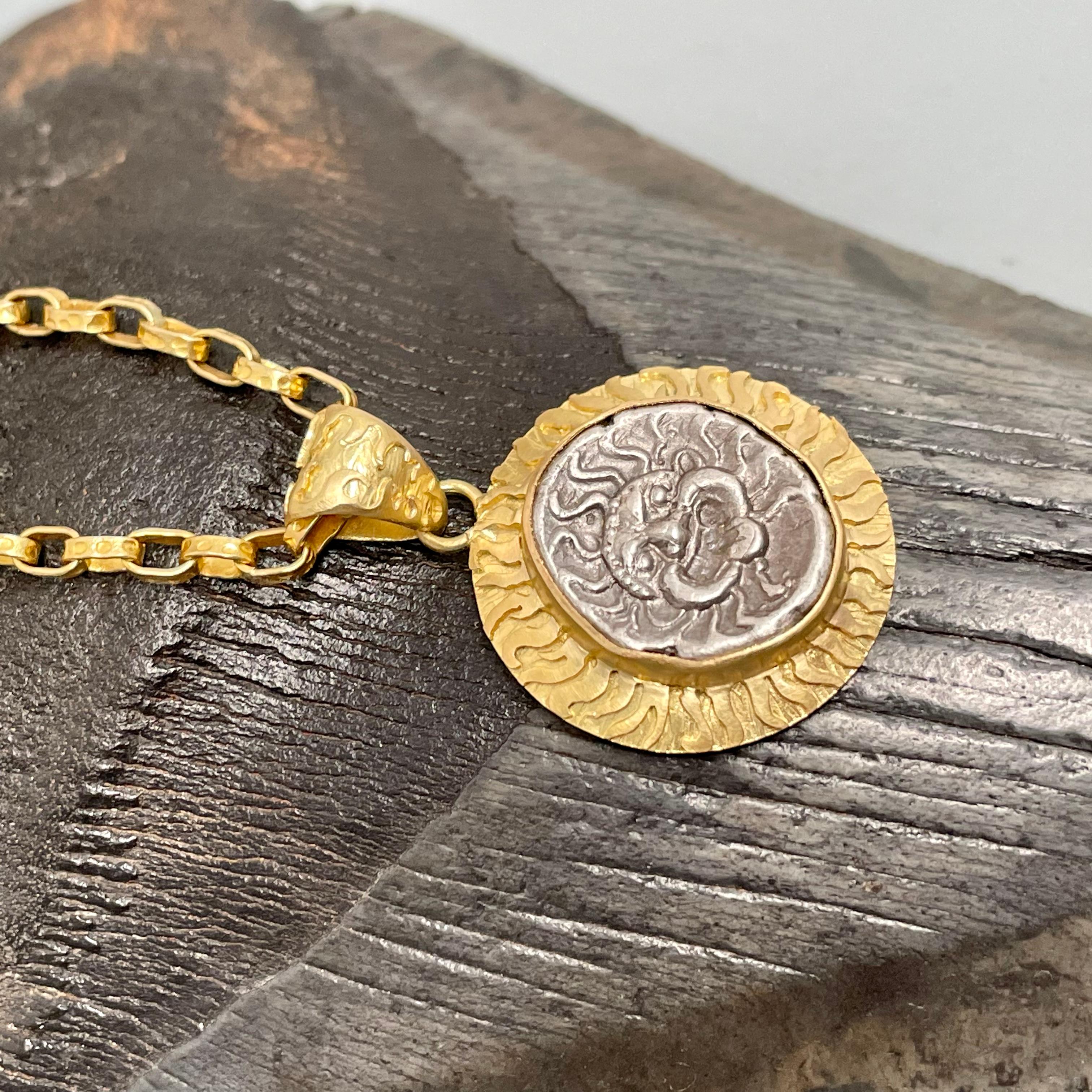 Ciondolo in oro 18 carati con moneta di Medusa del 5° secolo a.C. in vendita 3