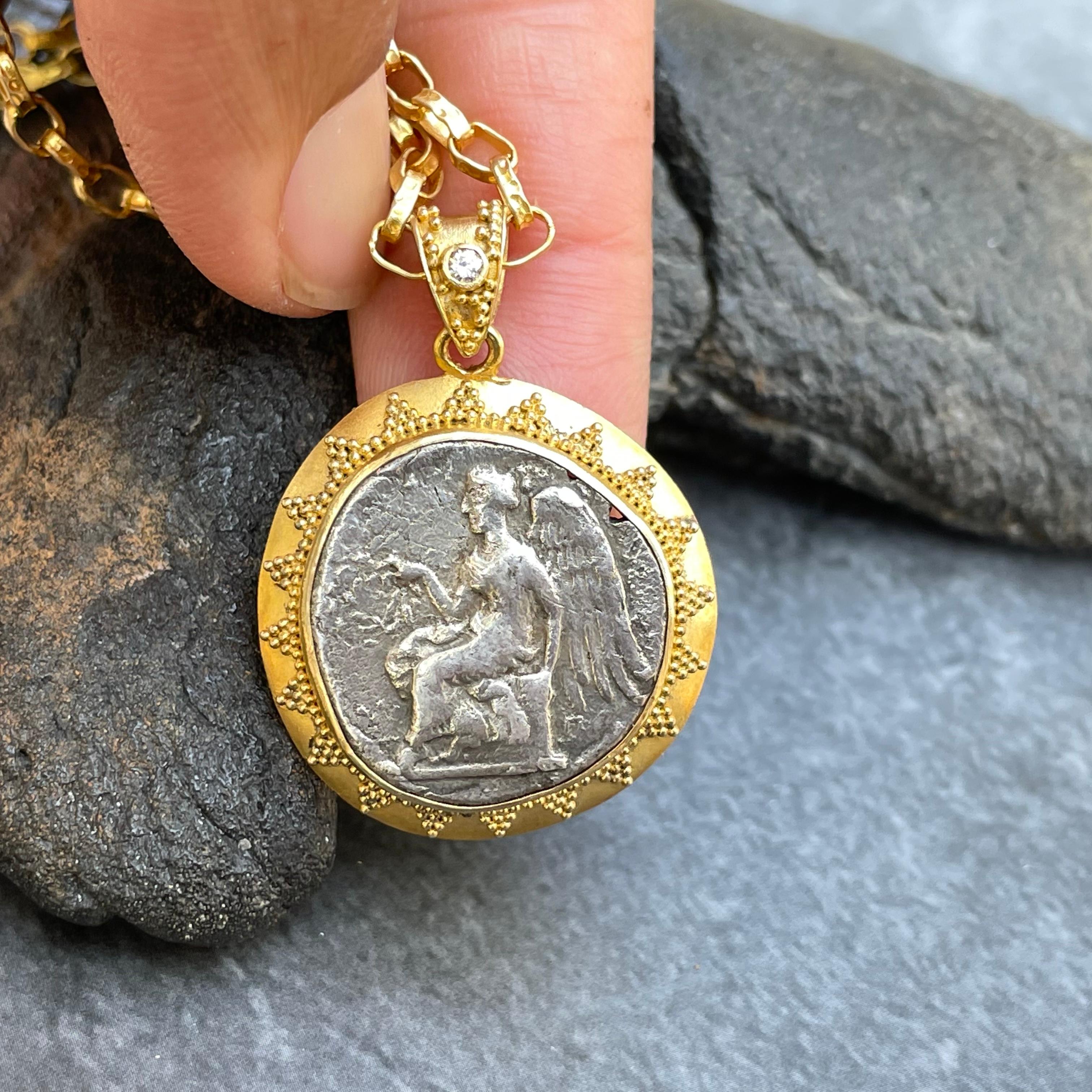 Pendentif en or 22 carats avec pièce de monnaie Nike de la Grèce antique, datant du 5e siècle avant J.-C. en vente 4