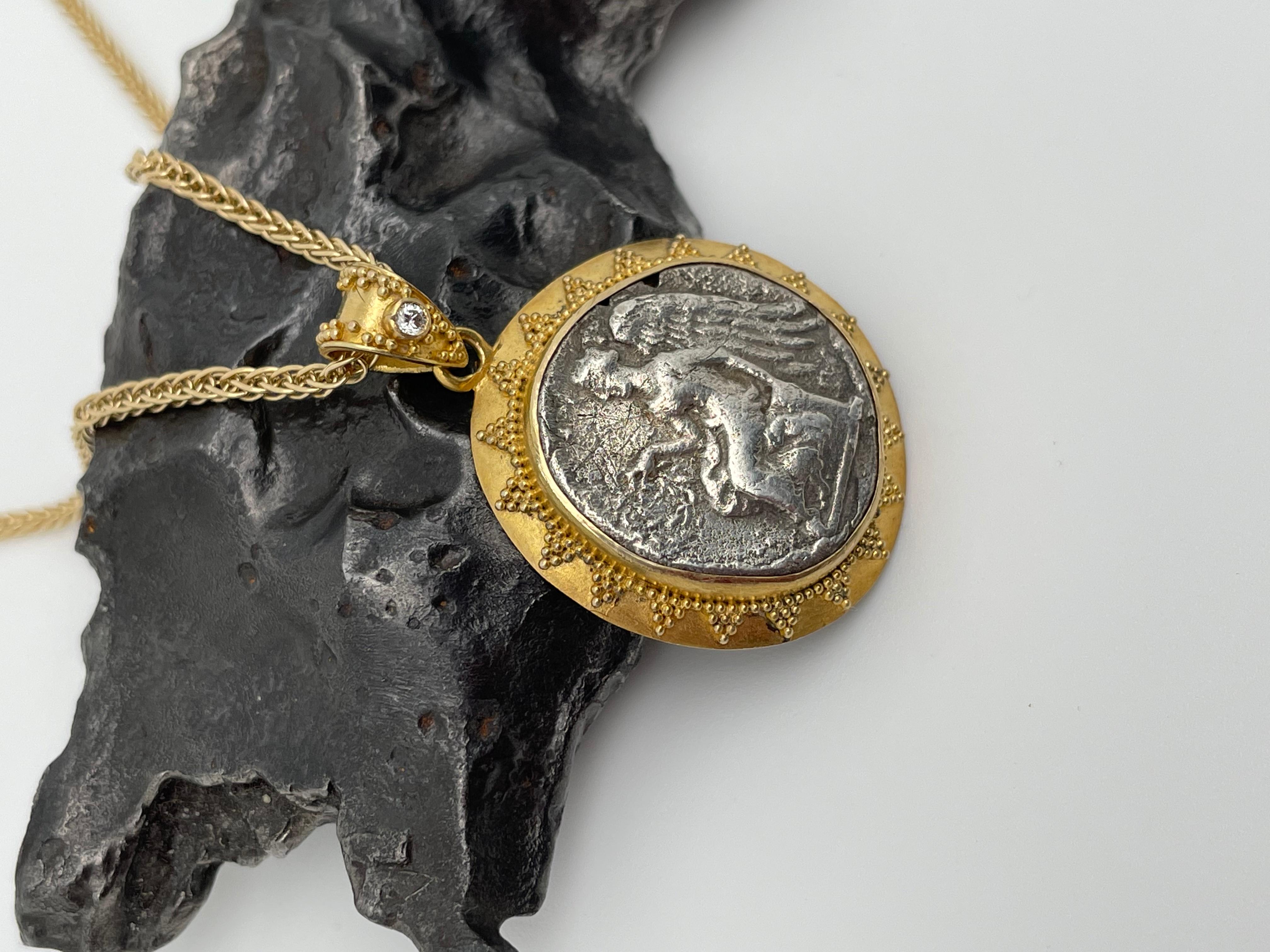 Grec classique Pendentif en or 22 carats avec pièce de monnaie Nike de la Grèce antique, datant du 5e siècle avant J.-C. en vente