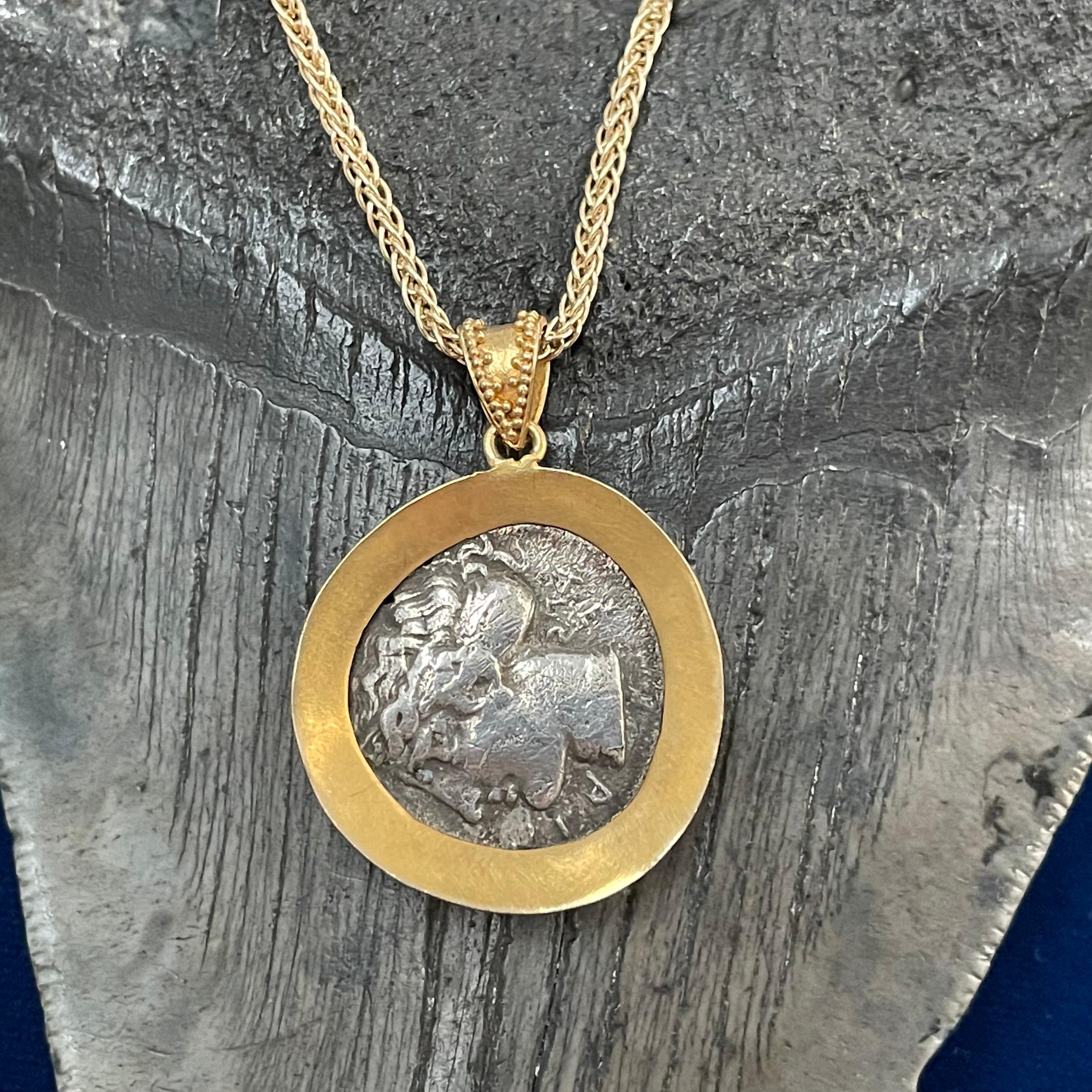 Pendentif en or 22 carats avec pièce de monnaie Nike de la Grèce antique, datant du 5e siècle avant J.-C. Unisexe en vente
