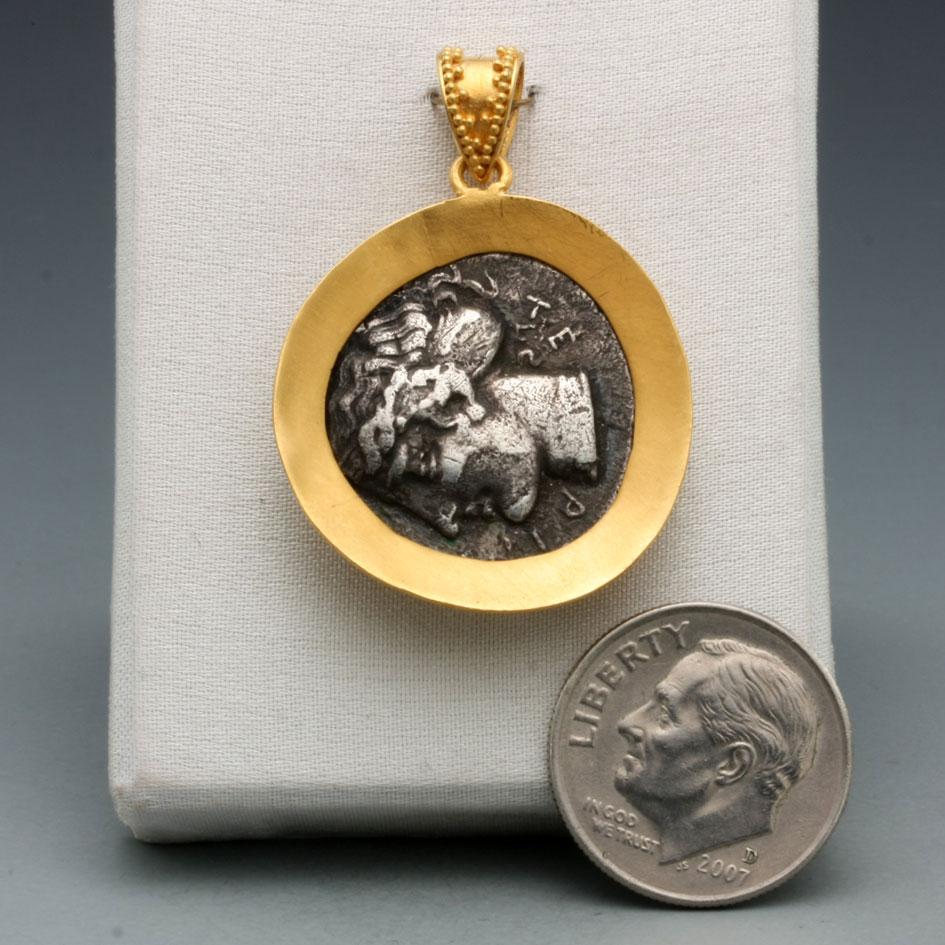 Taille rose Pendentif en or 22 carats avec pièce de monnaie Nike de la Grèce antique, datant du 5e siècle avant J.-C. en vente