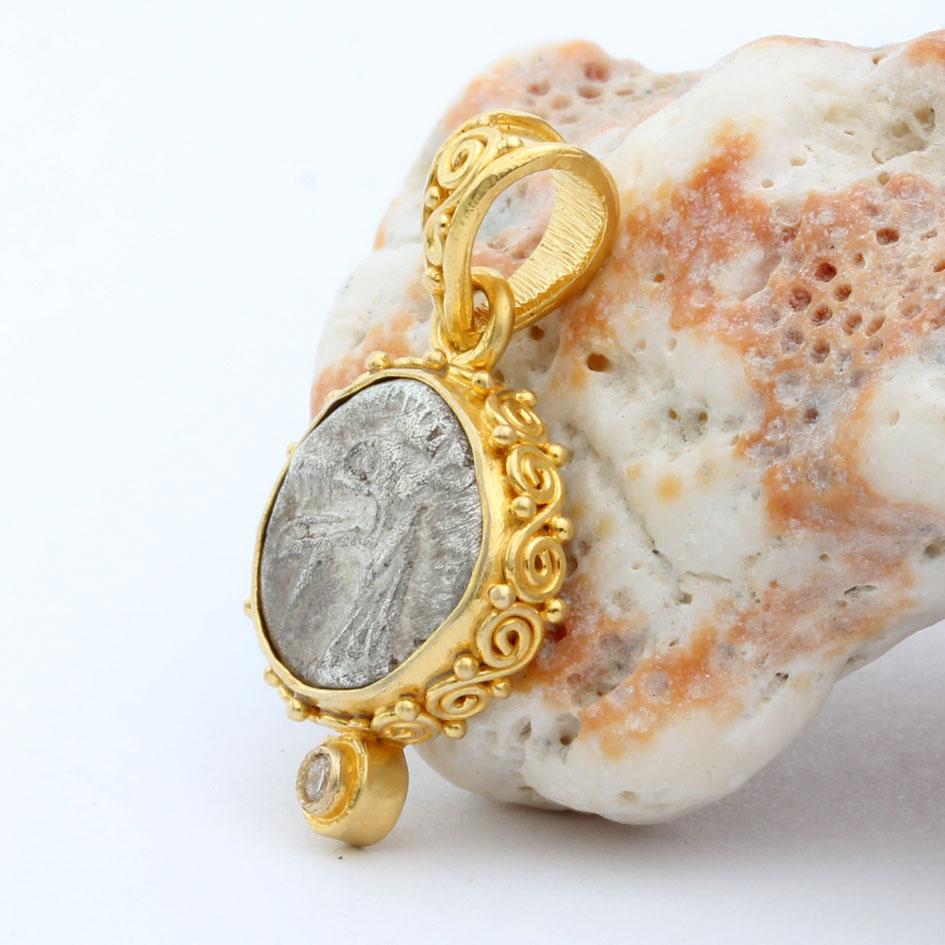 Greco classico Moneta del mostro marino greco del 5° secolo a.C. Ciondolo in oro 18 carati con diamante in vendita