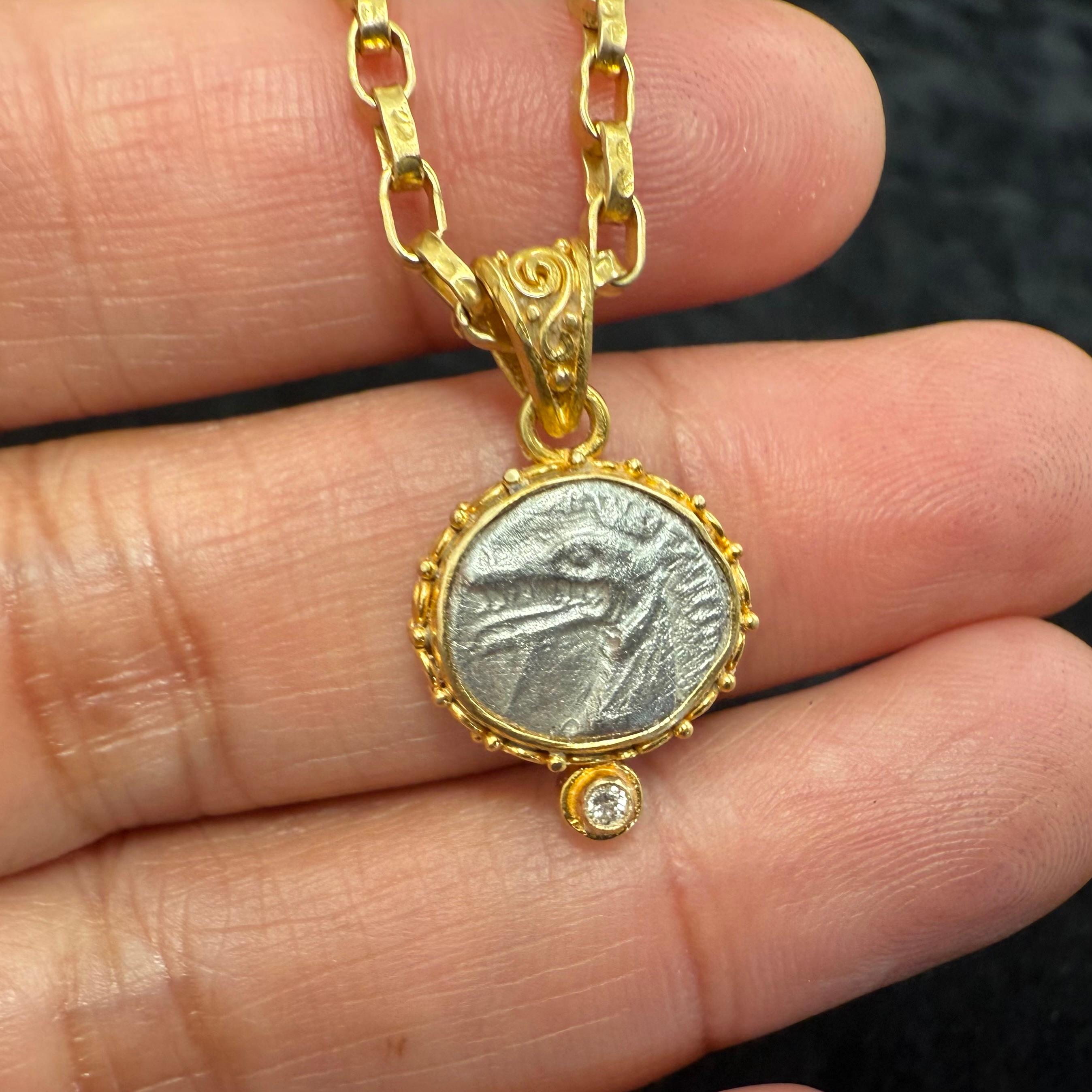 Taglio a rosa Moneta del mostro marino greco del 5° secolo a.C. Ciondolo in oro 18 carati con diamante in vendita