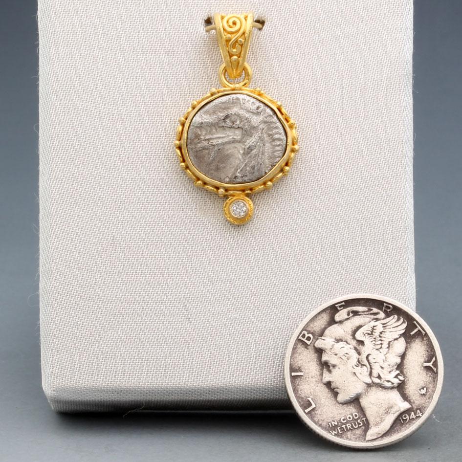 da uomo o donna Moneta del mostro marino greco del 5° secolo a.C. Ciondolo in oro 18 carati con diamante in vendita