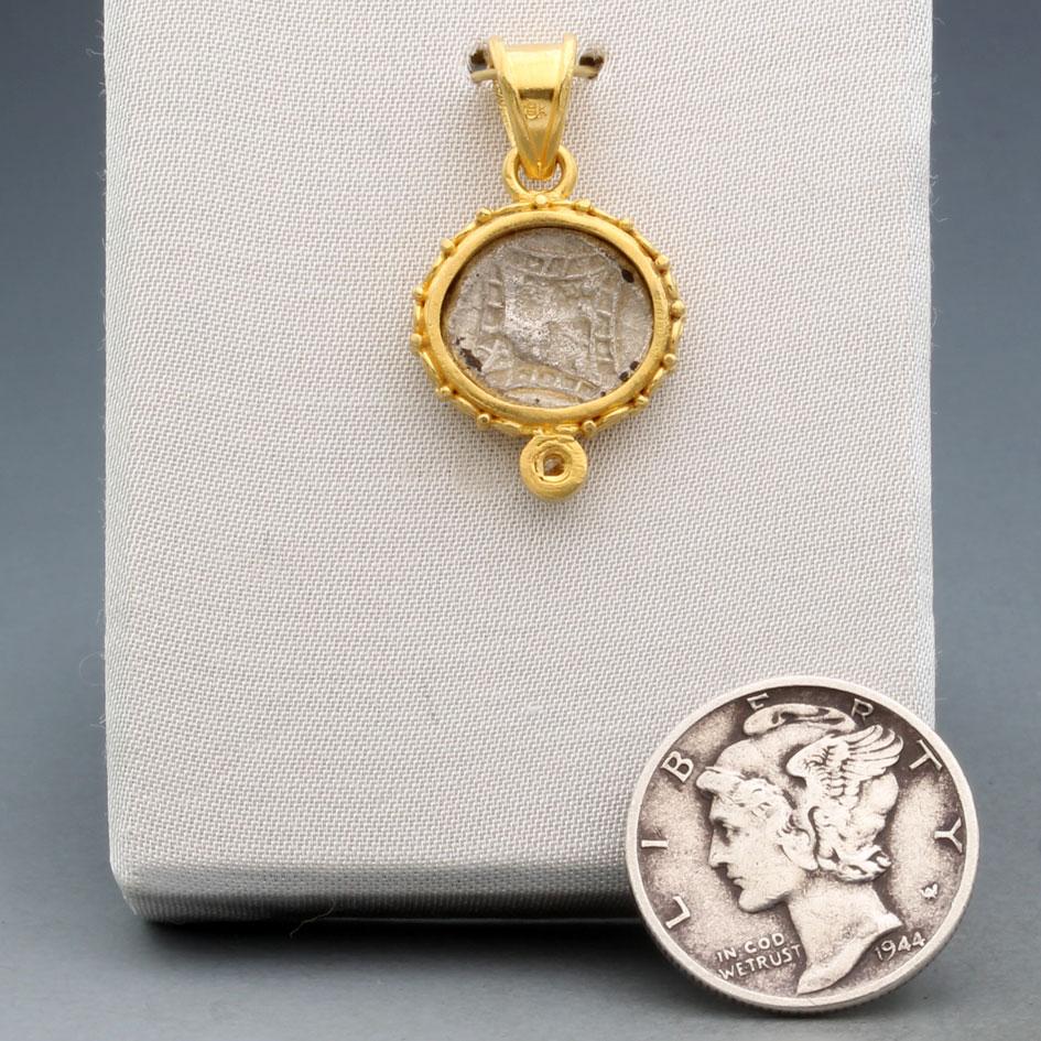 Moneta del mostro marino greco del 5° secolo a.C. Ciondolo in oro 18 carati con diamante in vendita 3