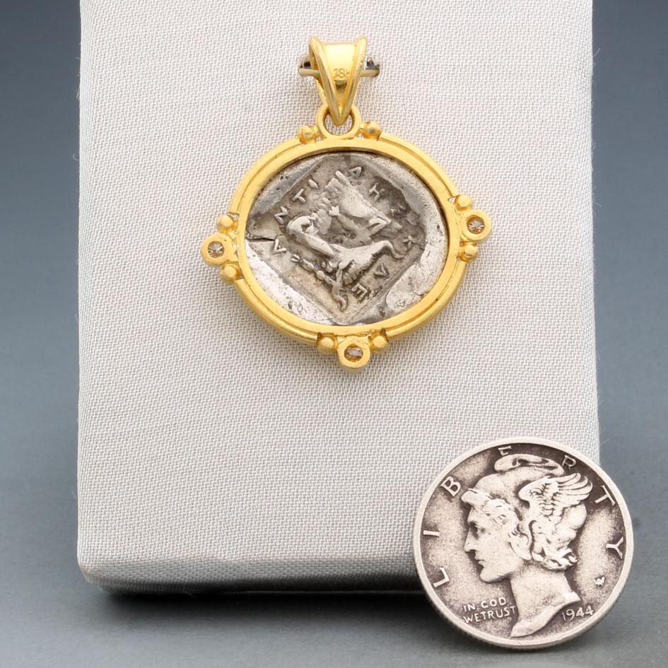 Ciondolo in oro 18 carati con grifone in argento del 5° secolo a.C. In condizioni Nuovo in vendita a Soquel, CA