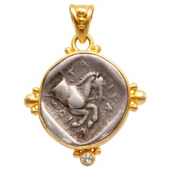 Pendentif en or 18K avec diamant et pièce de monnaie chevaline en argent de l'Antiquité grecque du 5ème siècle avant J.C.