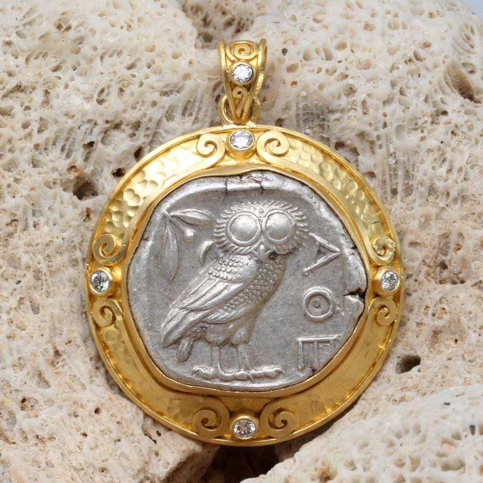 Une pièce emblématique et authentique de la Grèce antique athénienne datant de 475-425 av. J.-C. est maintenue dans une monture en or martelé 22 carats faite à la main et inspirée de l'Antiquité, avec des spirales en fil métallique plat et cinq