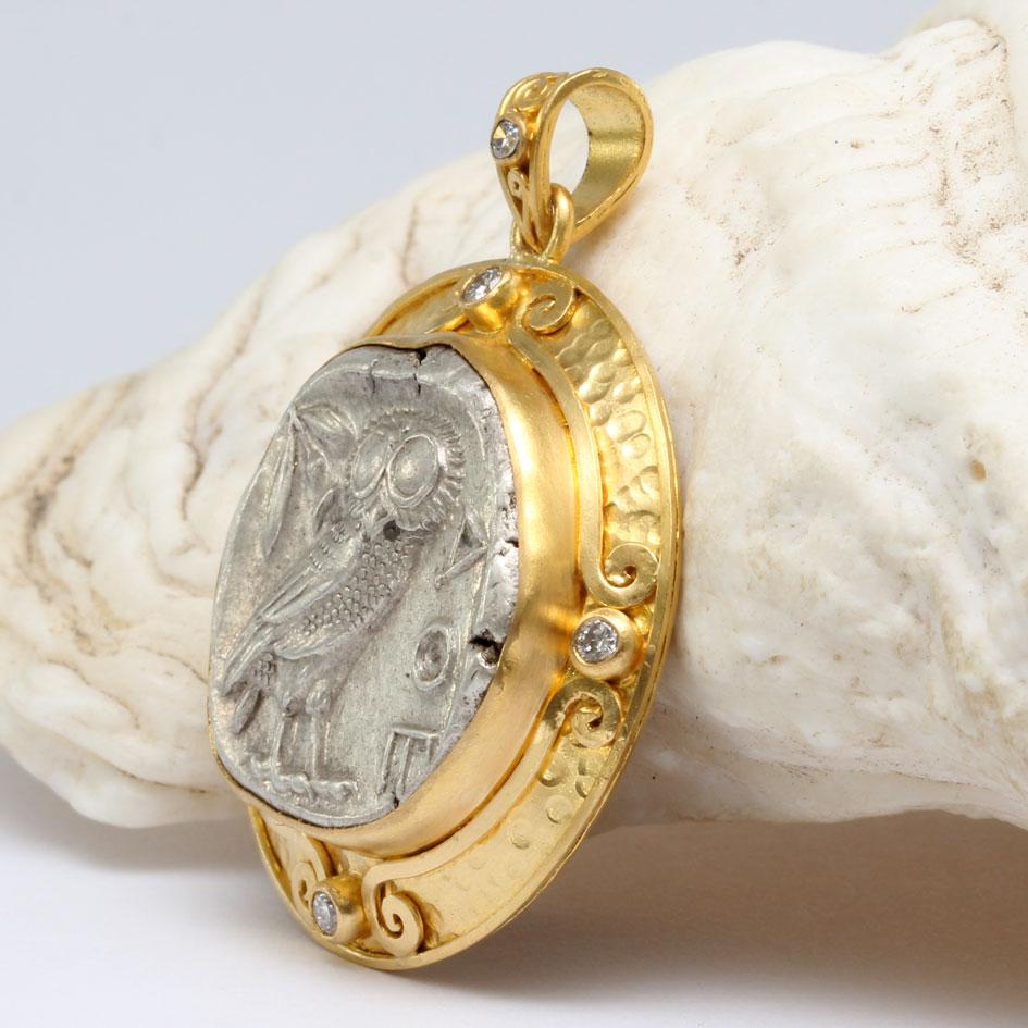 Grec classique Pendentif en or 22K de la Grèce antique du 5ème siècle avant J.C., en argent, avec une pièce de monnaie en forme de hibou, sertie de diamants en vente