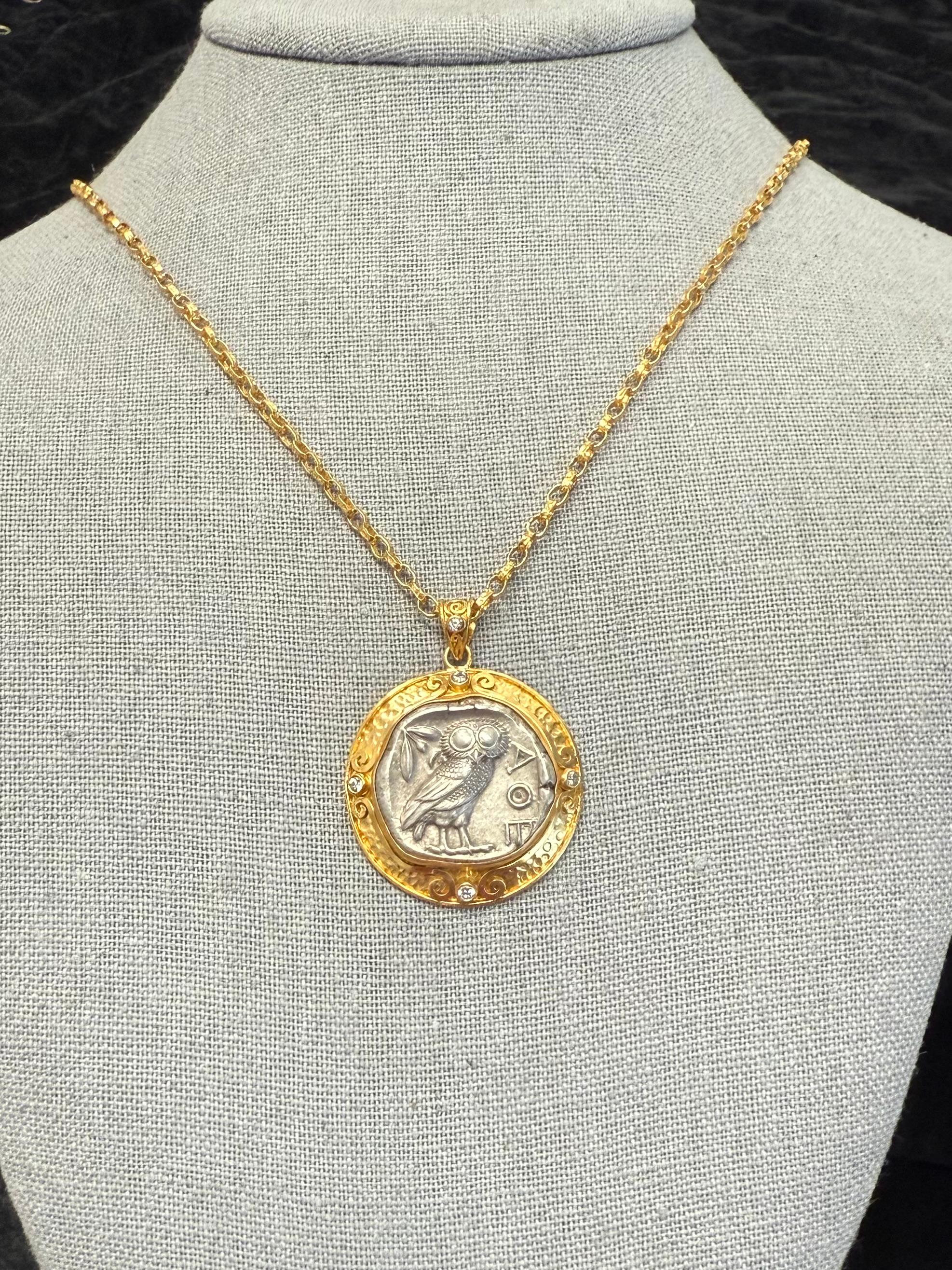 Taille rose Pendentif en or 22K de la Grèce antique du 5ème siècle avant J.C., en argent, avec une pièce de monnaie en forme de hibou, sertie de diamants en vente