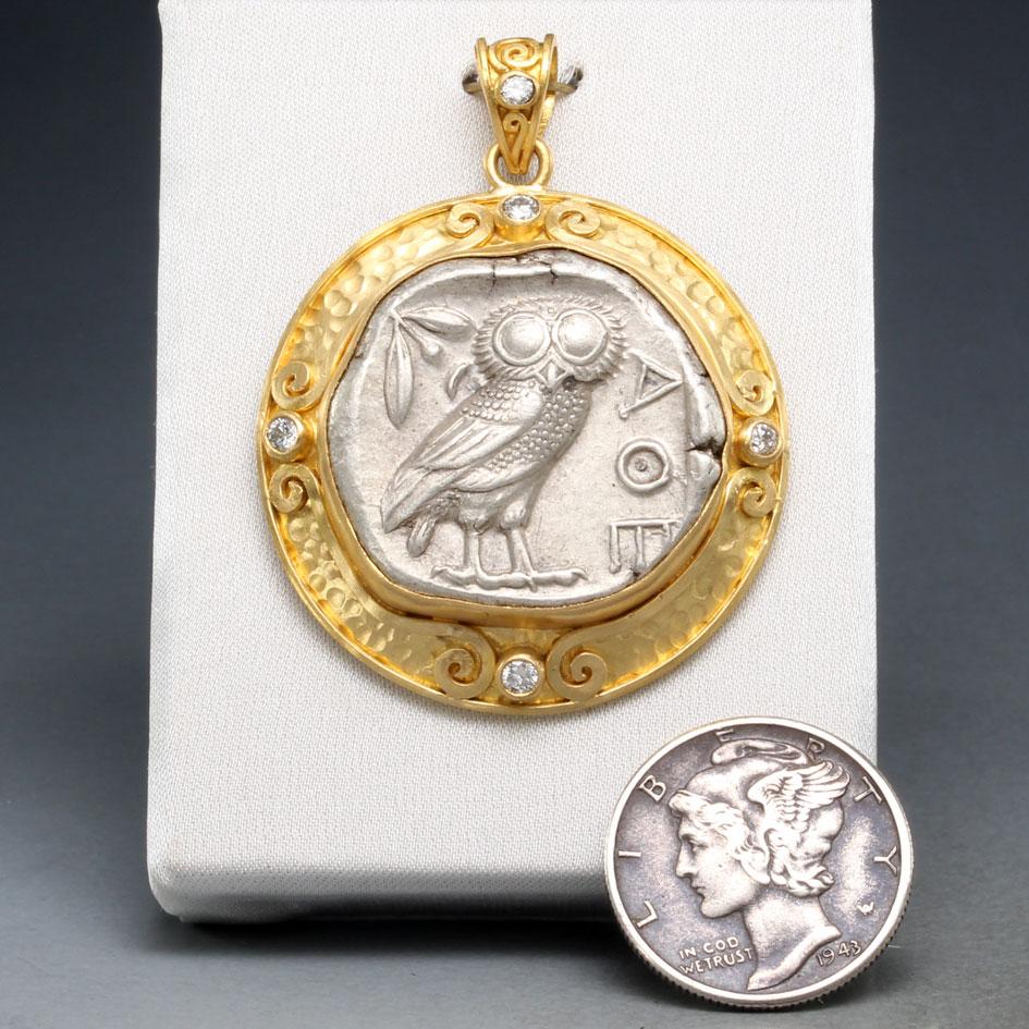 Pendentif en or 22K de la Grèce antique du 5ème siècle avant J.C., en argent, avec une pièce de monnaie en forme de hibou, sertie de diamants Unisexe en vente