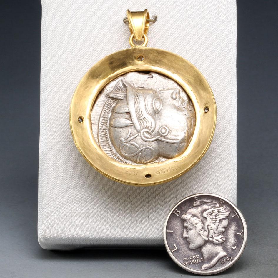 Pendentif en or 22K de la Grèce antique du 5ème siècle avant J.C., en argent, avec une pièce de monnaie en forme de hibou, sertie de diamants en vente 2