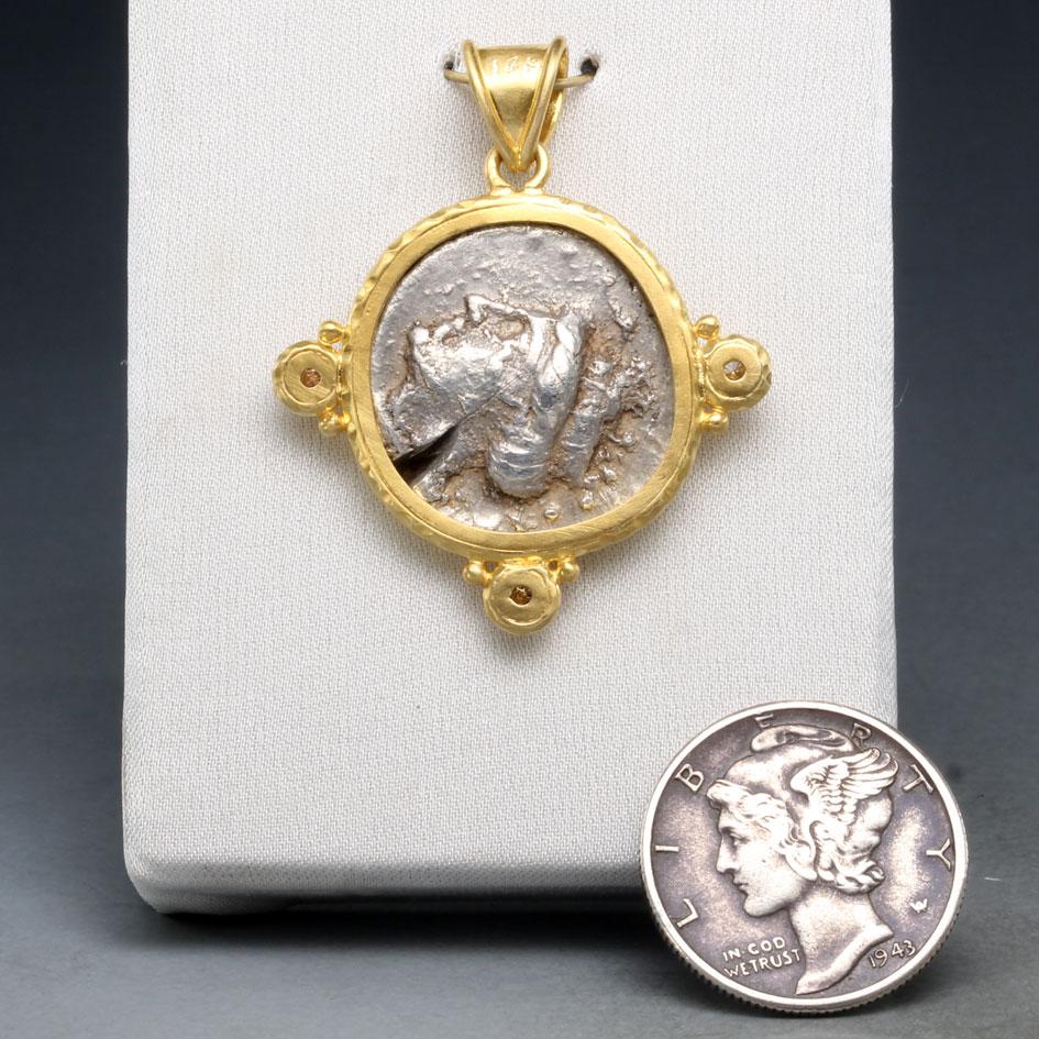 Greco classico Ciondolo in oro 18 carati in argento Siglos Owl, antica Grecia del 5° secolo a.C. in vendita