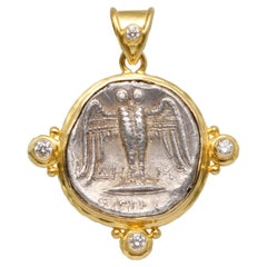 Antiker griechischer Anhänger aus Silber mit Eulenmünze und Diamanten aus 18 Karat Gold, 5. Jahrhundert BC, Siglos