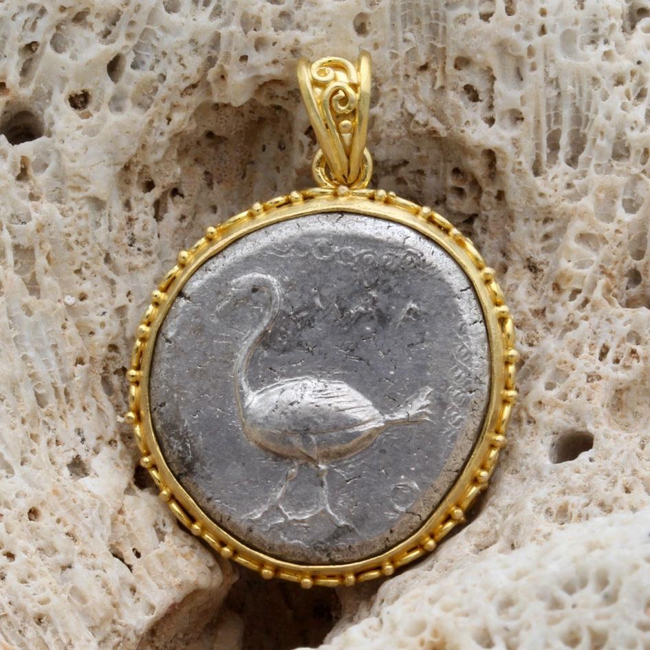 Une authentique pièce de monnaie grecque ancienne en argent de la région de Cilicie (aujourd'hui dans l'ouest de la Turquie), représentant un cygne, figure dans ce pendentif Steven Battelle, dont le chaton est orné de spirales doublées appliquées à